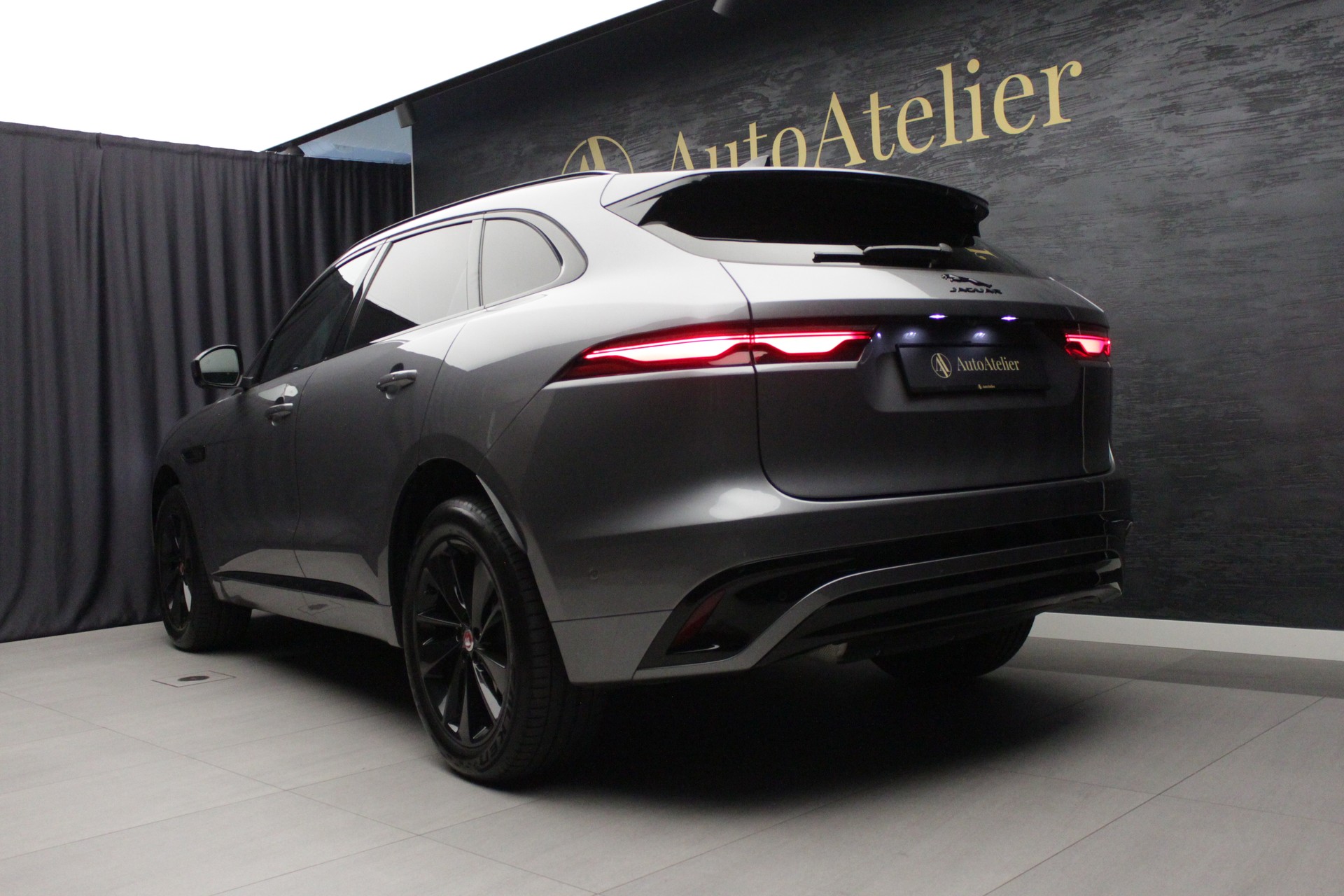 JAGUAR F-Pace 2.0 D200 R-Dynamic MHEV SE AWD-image-11