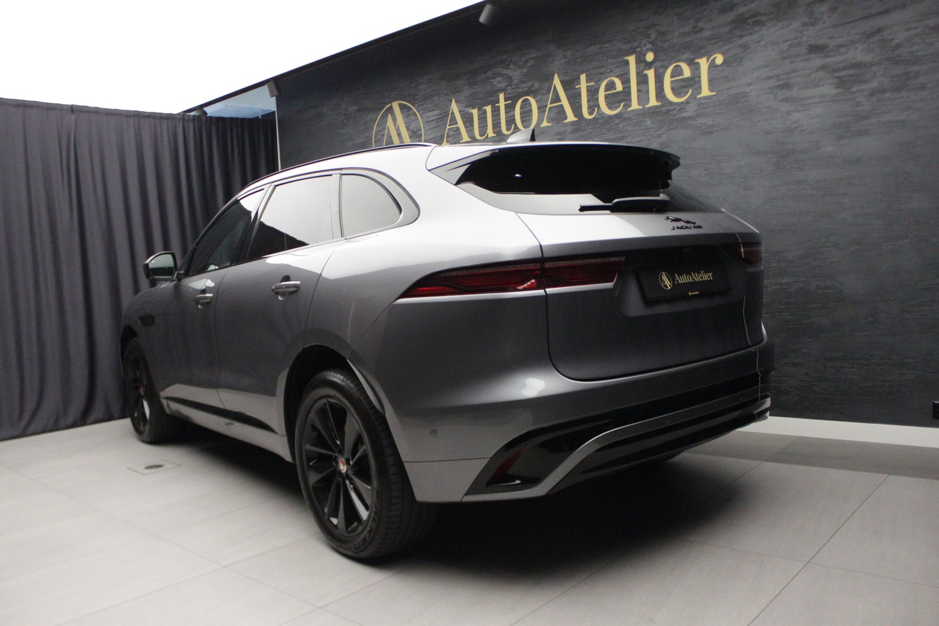 JAGUAR F-Pace 2.0 D200 R-Dynamic MHEV SE AWD-image-8