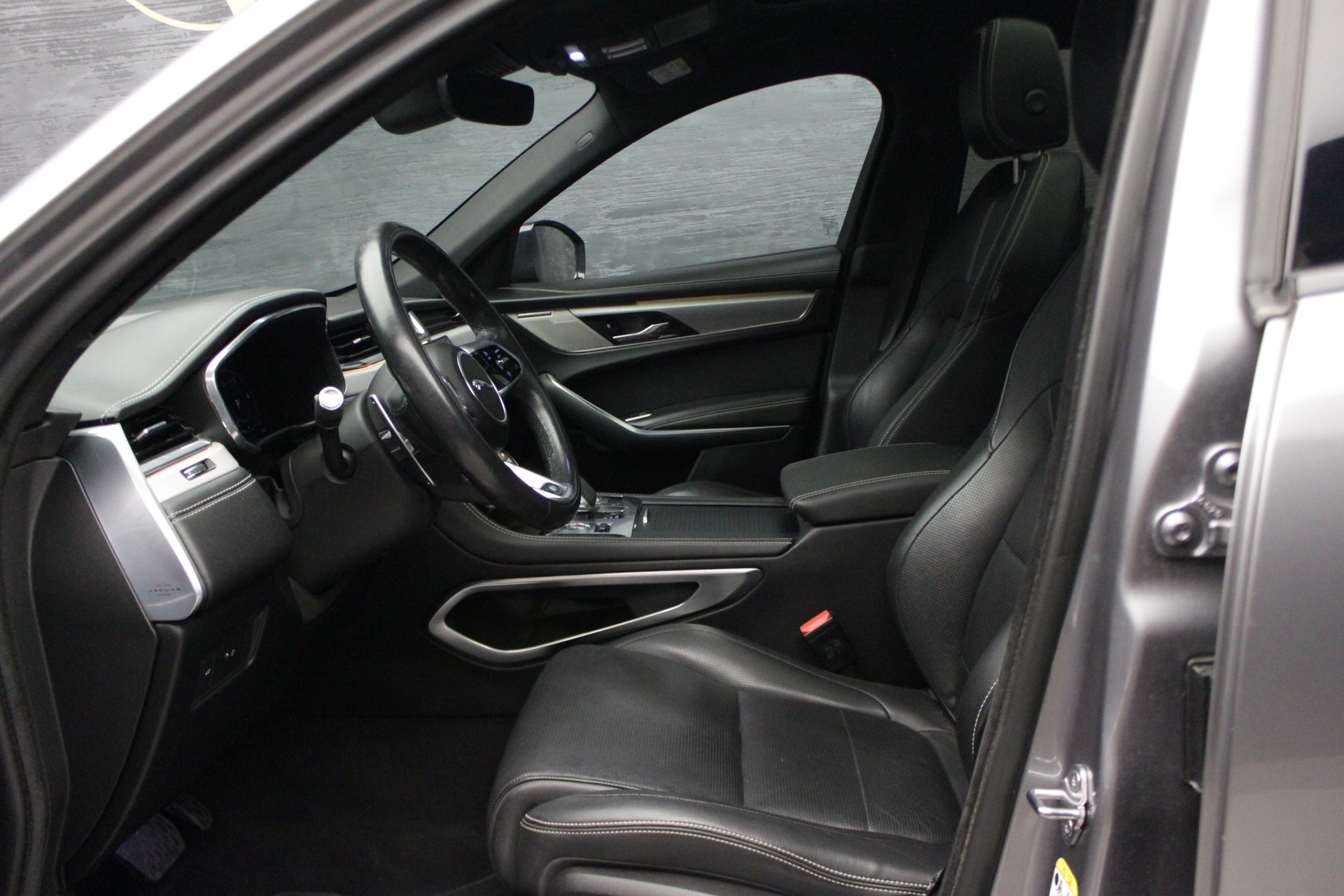JAGUAR F-Pace 2.0 D200 R-Dynamic MHEV SE AWD-image-15