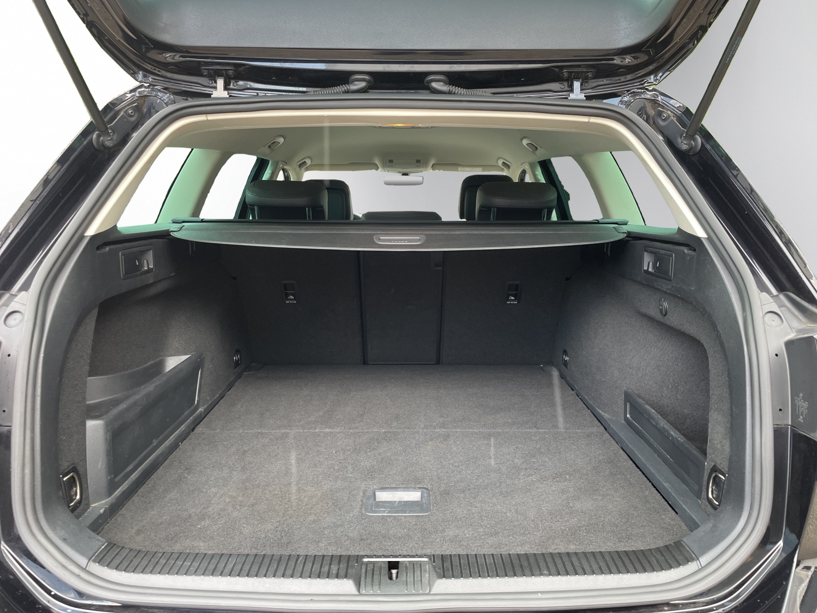 VW Passat Variant 2.0 TDI BMT High. DSG 4Motion-image-18