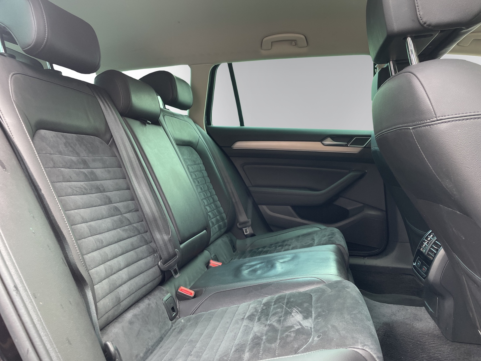 VW Passat Variant 2.0 TDI BMT High. DSG 4Motion-image-11