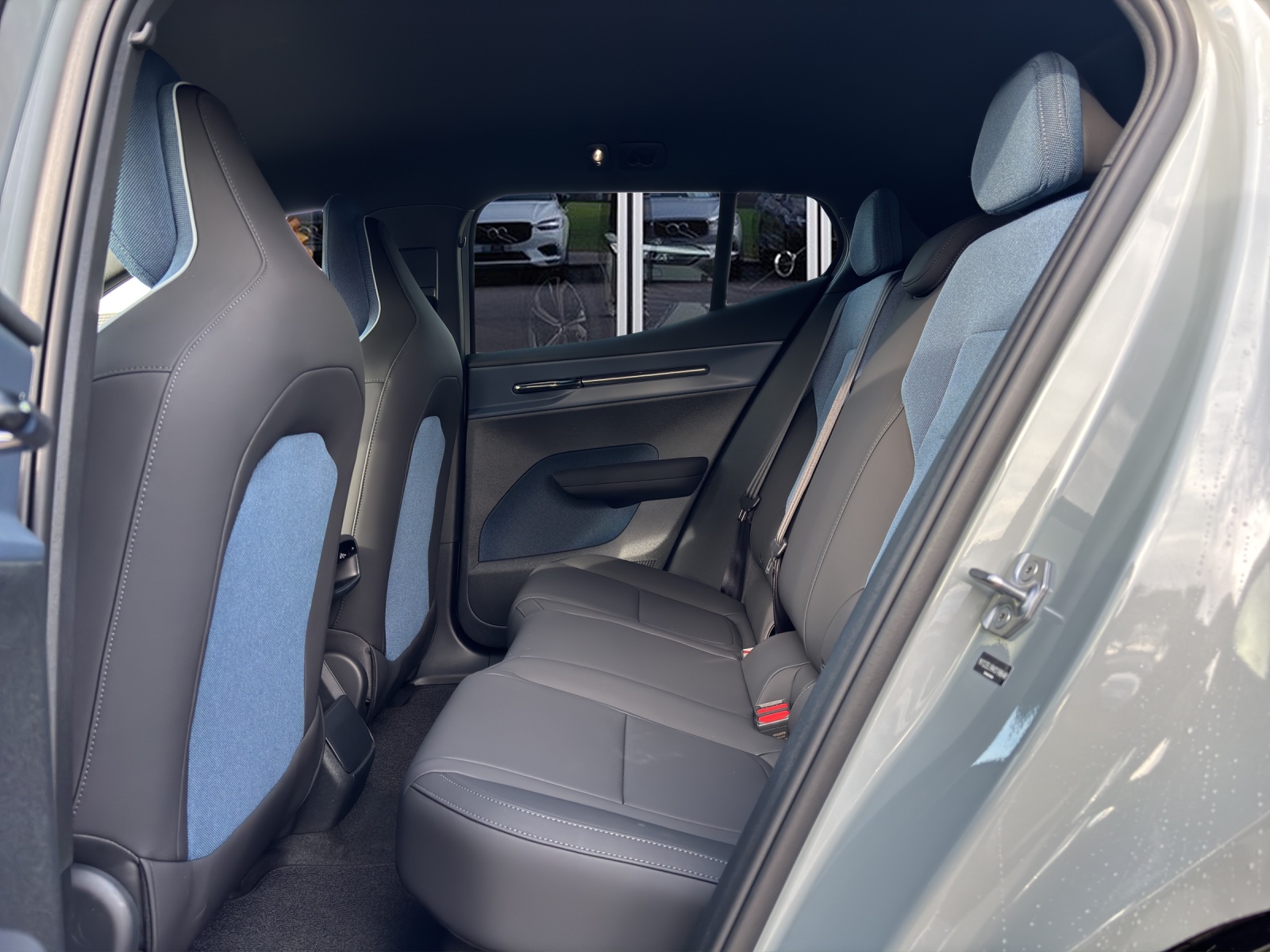VOLVO EX30 P5 Longe Range Plus-image-12