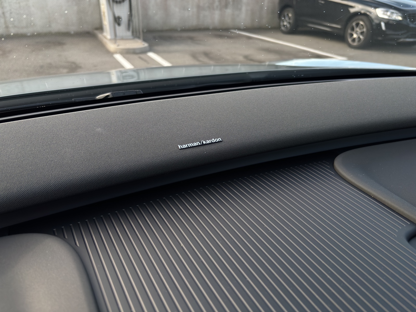 VOLVO EX30 P5 Longe Range Plus-image-13