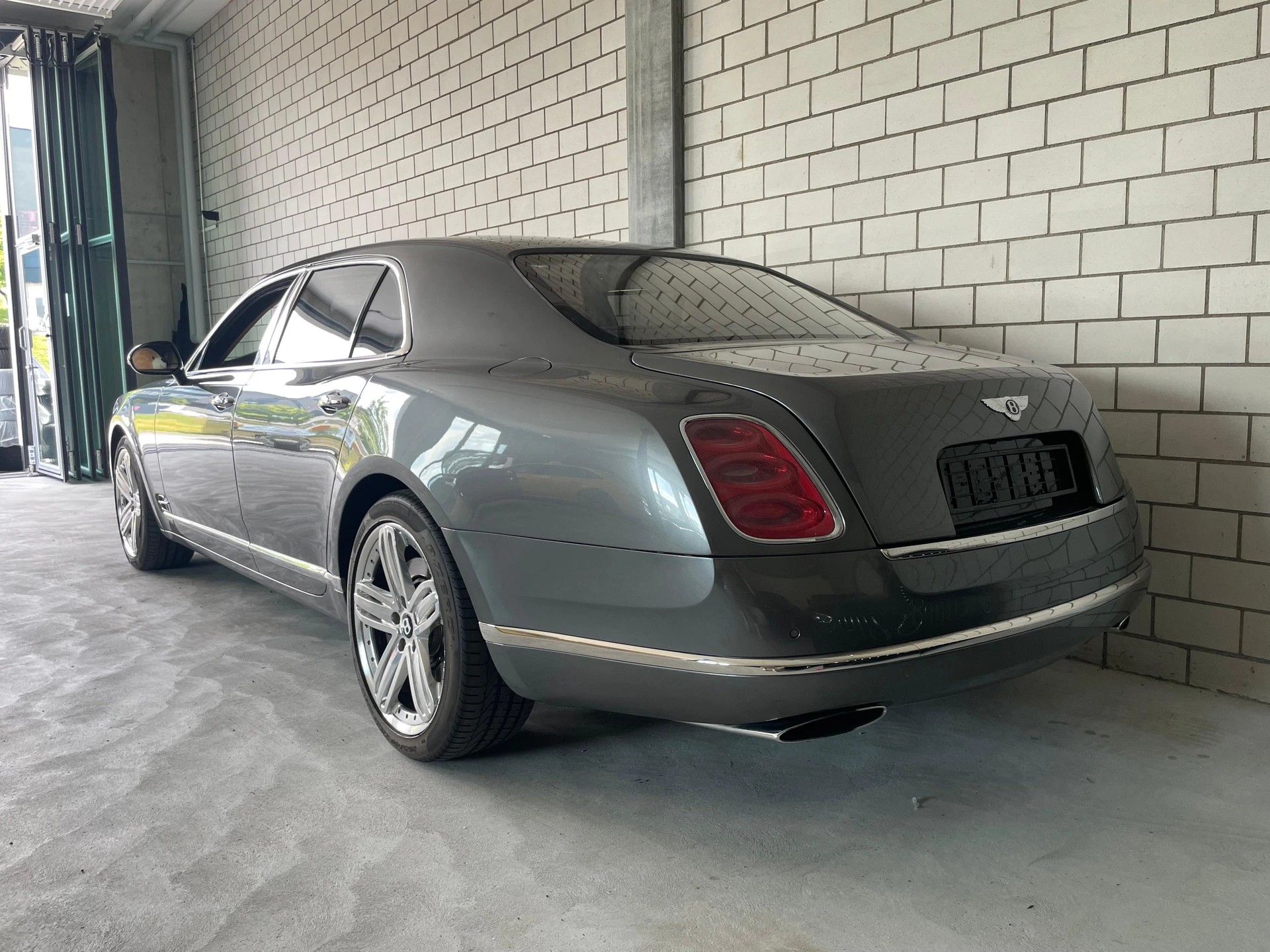 BENTLEY Mulsanne-showroom-element-2