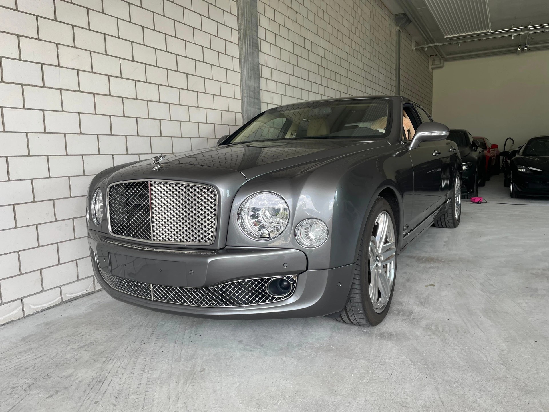 BENTLEY Mulsanne-showroom-element-1