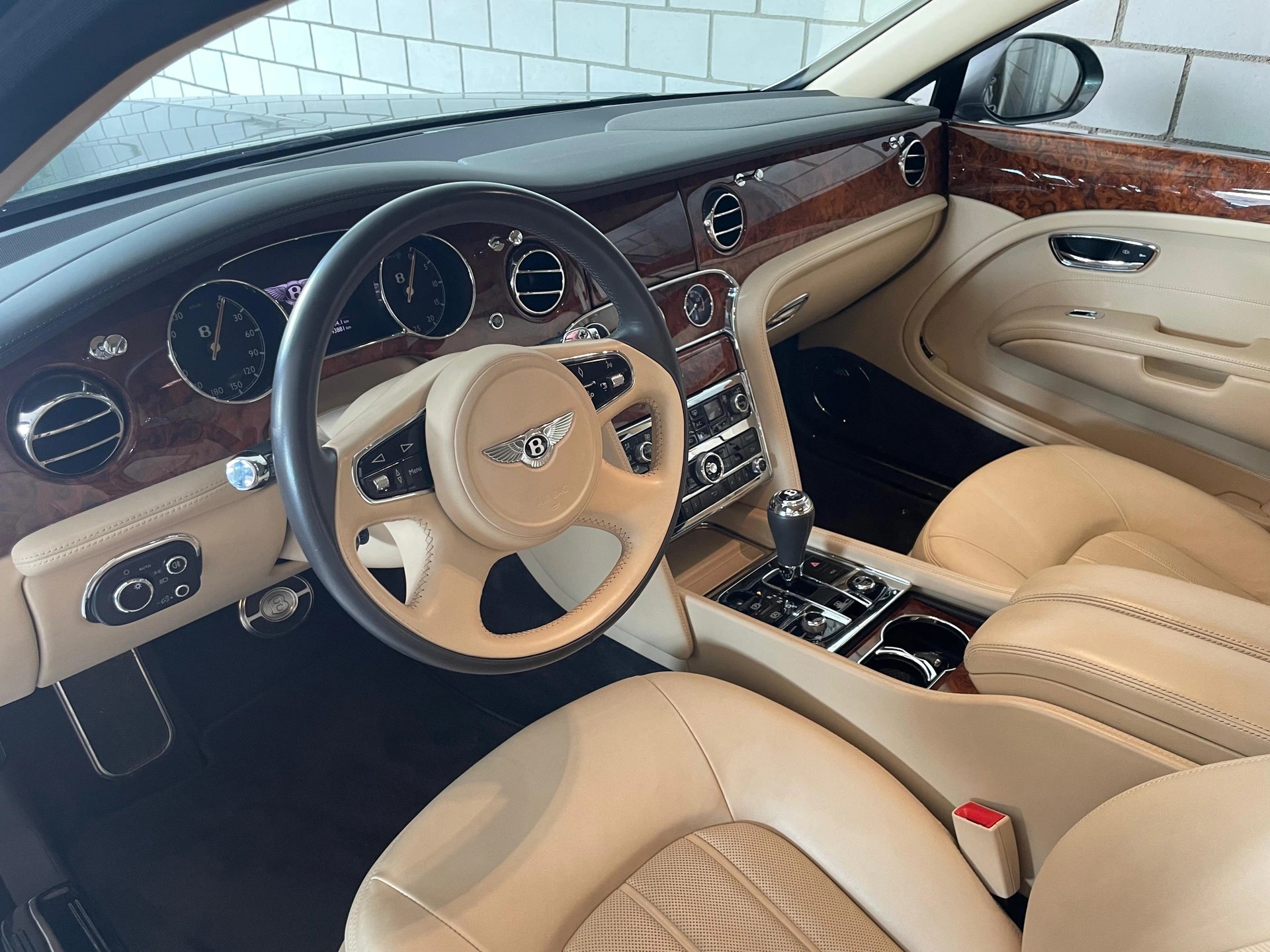 BENTLEY Mulsanne-showroom-element-3