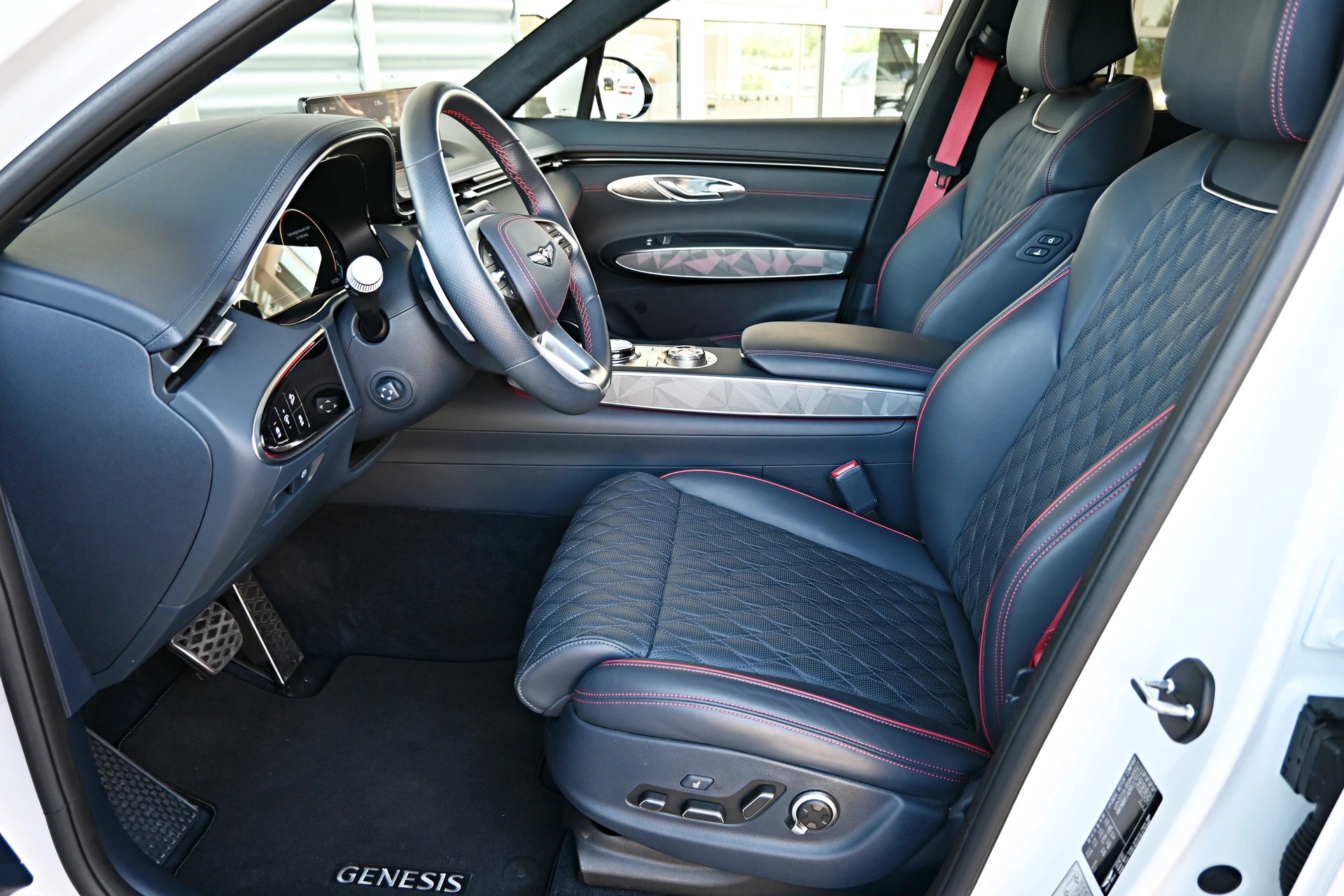 GENESIS GV70 2.2 CRDI Luxury White/Black Edition AT8 AWD 4X4 + Voll-Ausstattung-image-9