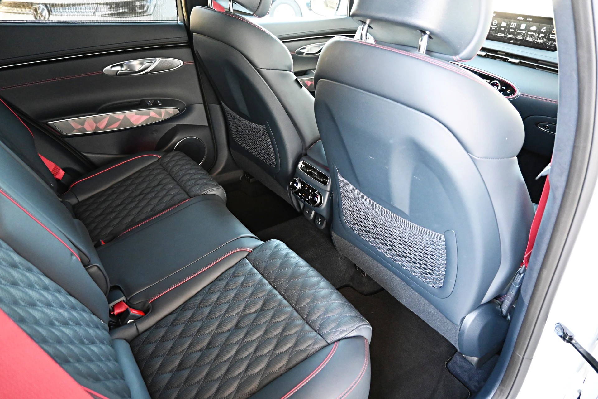 GENESIS GV70 2.2 CRDI Luxury White/Black Edition AT8 AWD 4X4 + Voll-Ausstattung-image-13