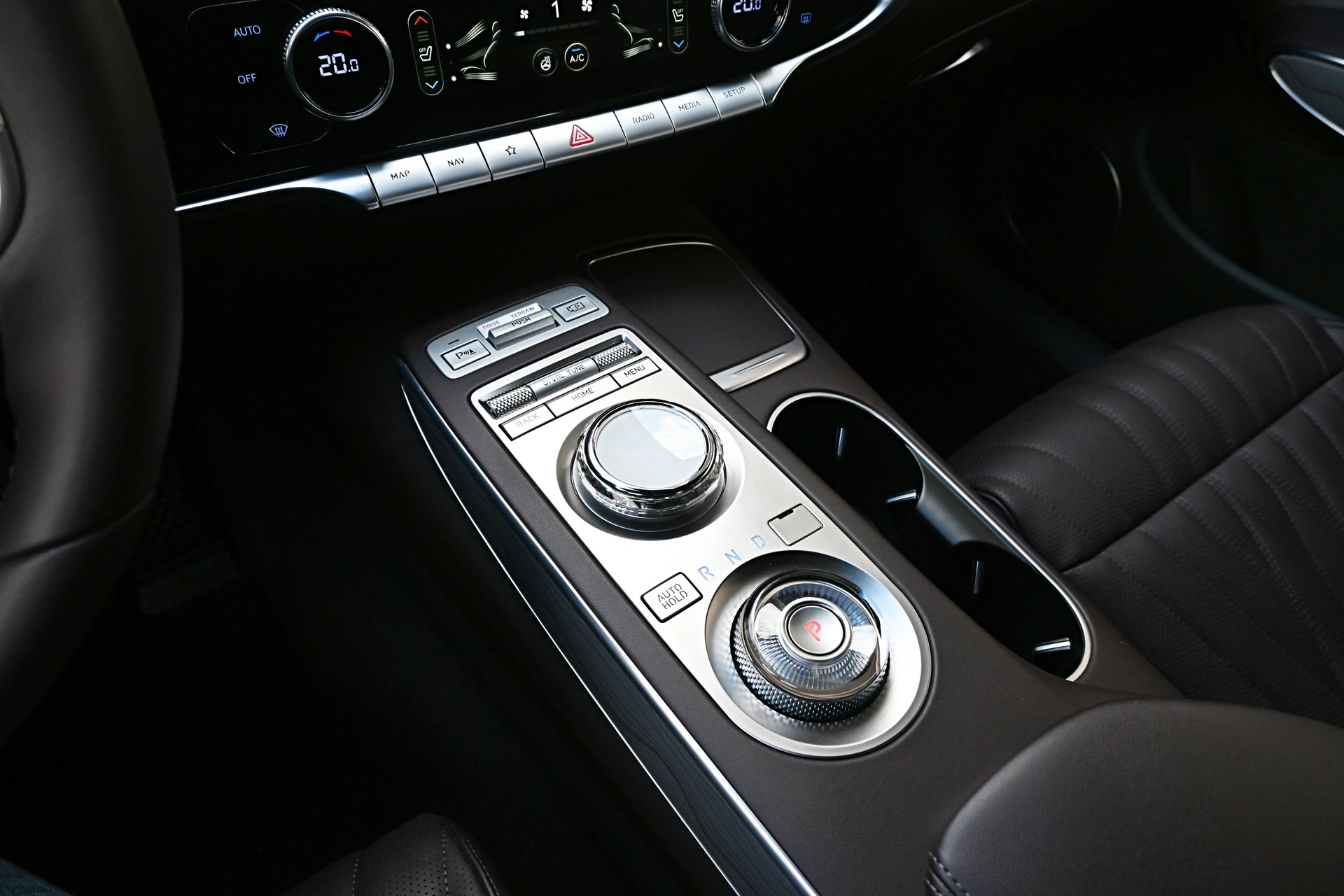 GENESIS GV70 2.2 CRDI Luxury White/Black Edition AT8 AWD 4X4 + Voll-Ausstattung-image-14