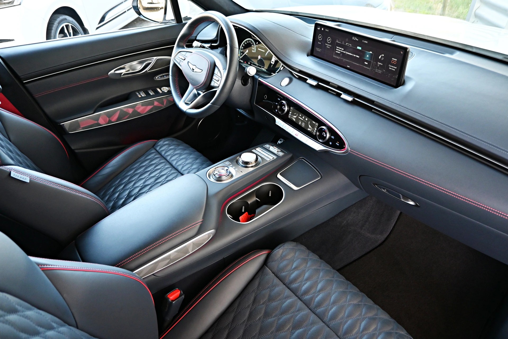 GENESIS GV70 2.2 CRDI Luxury White/Black Edition AT8 AWD 4X4 + Voll-Ausstattung-image-10