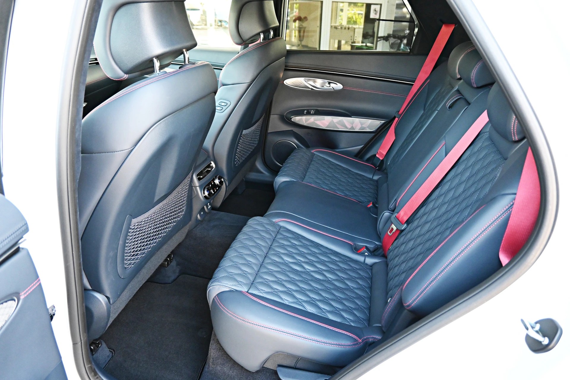 GENESIS GV70 2.2 CRDI Luxury White/Black Edition AT8 AWD 4X4 + Voll-Ausstattung-image-12