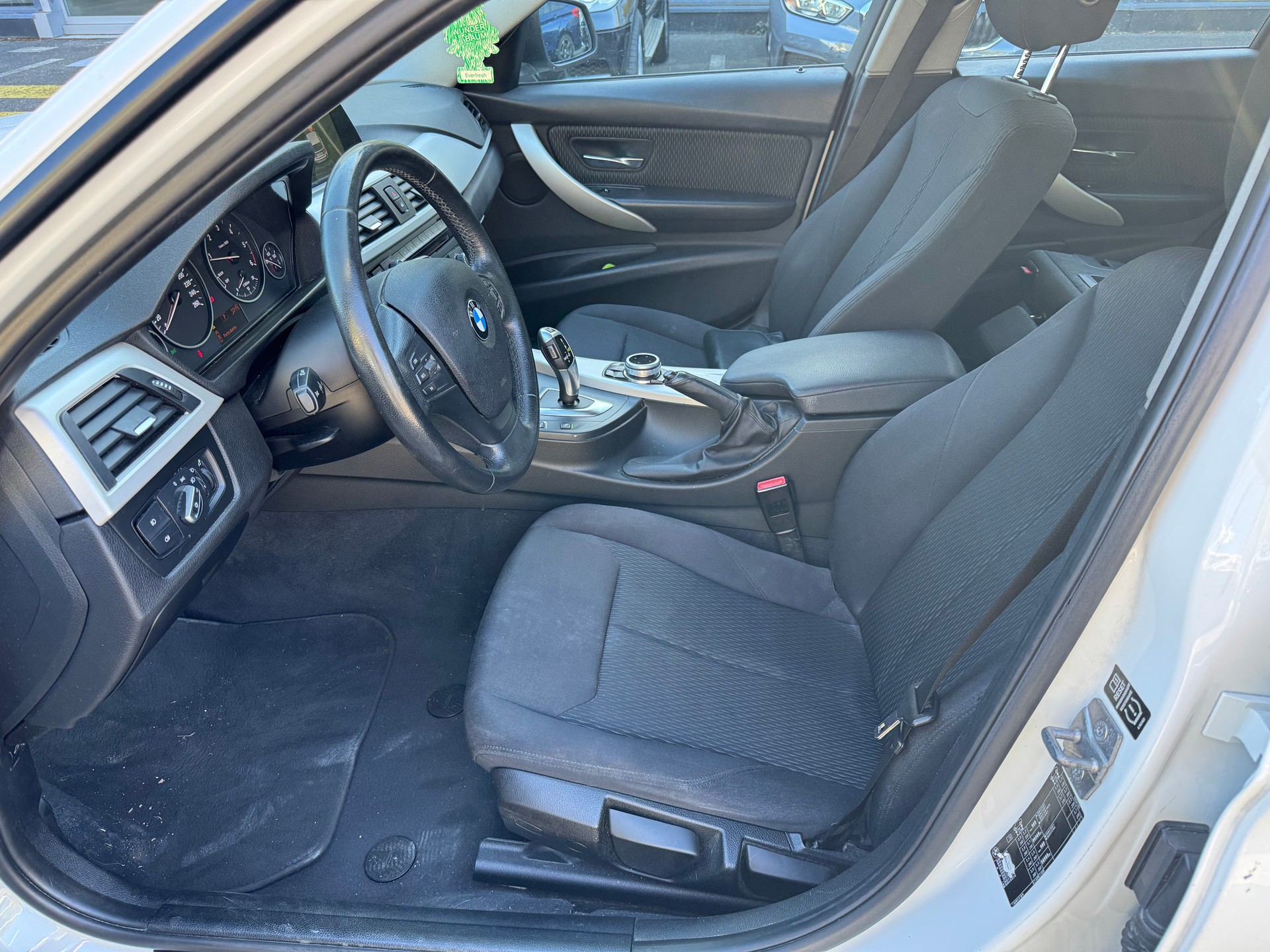 BMW 316d Touring Business Steptronic-image-10