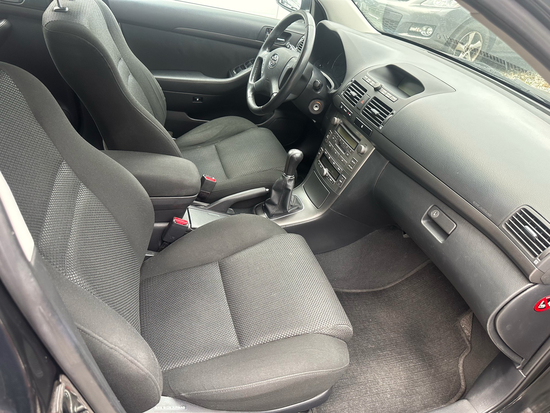 TOYOTA Avensis 2.0 D4 VVT-i Linea Sol Sportswagon-image-13
