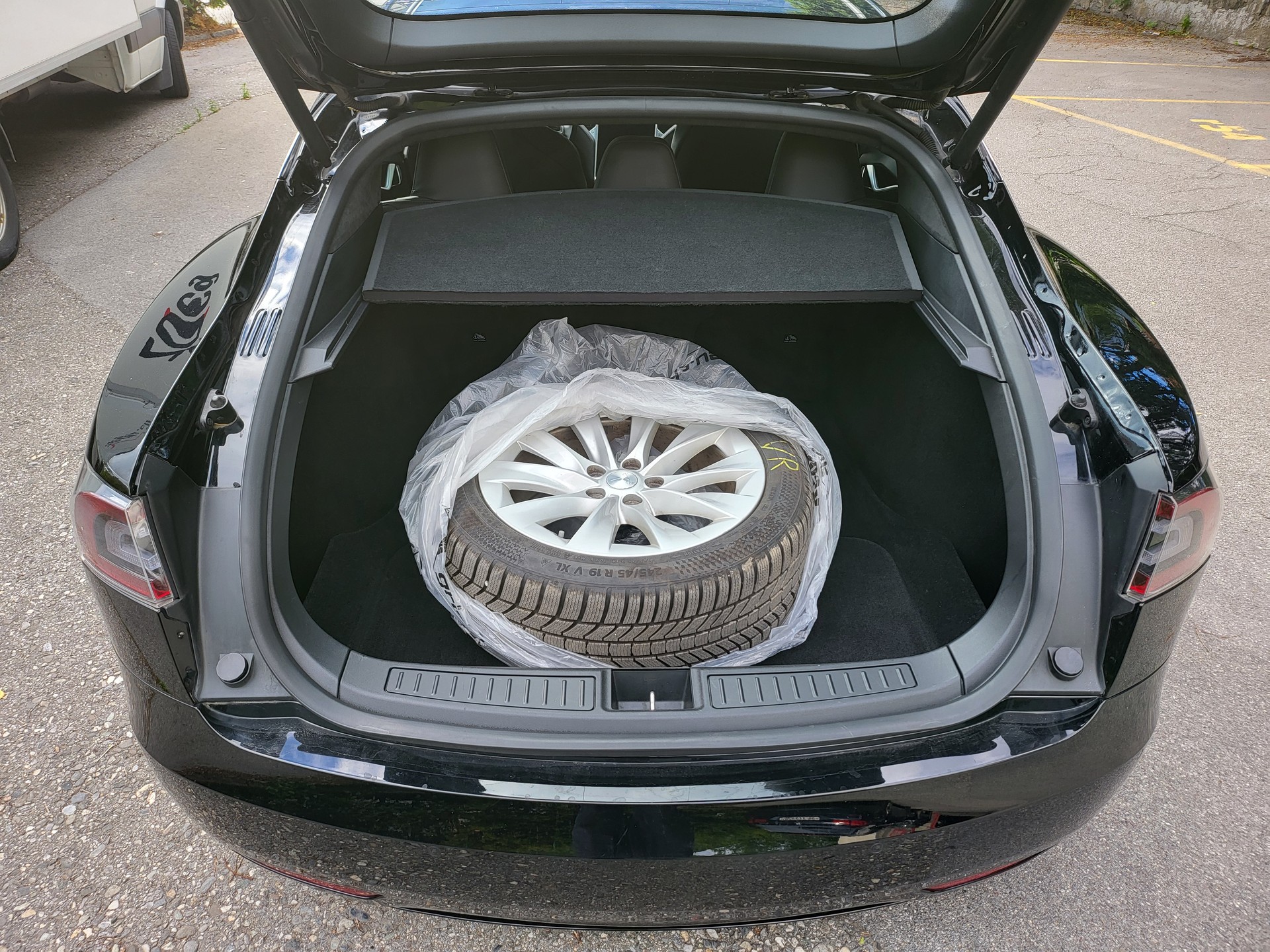 TESLA Model S 75 D-image-12