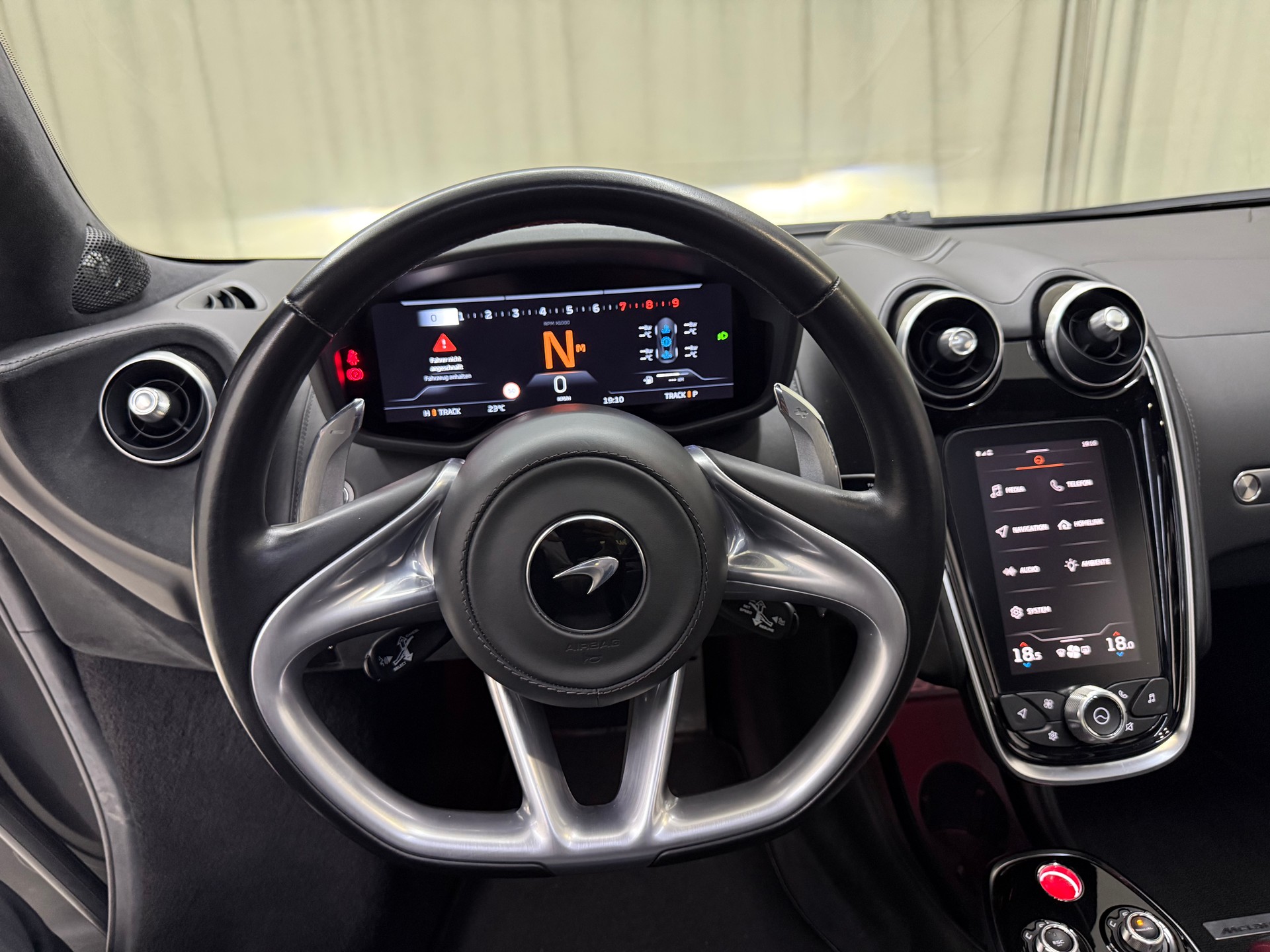 McLAREN GT-image-8