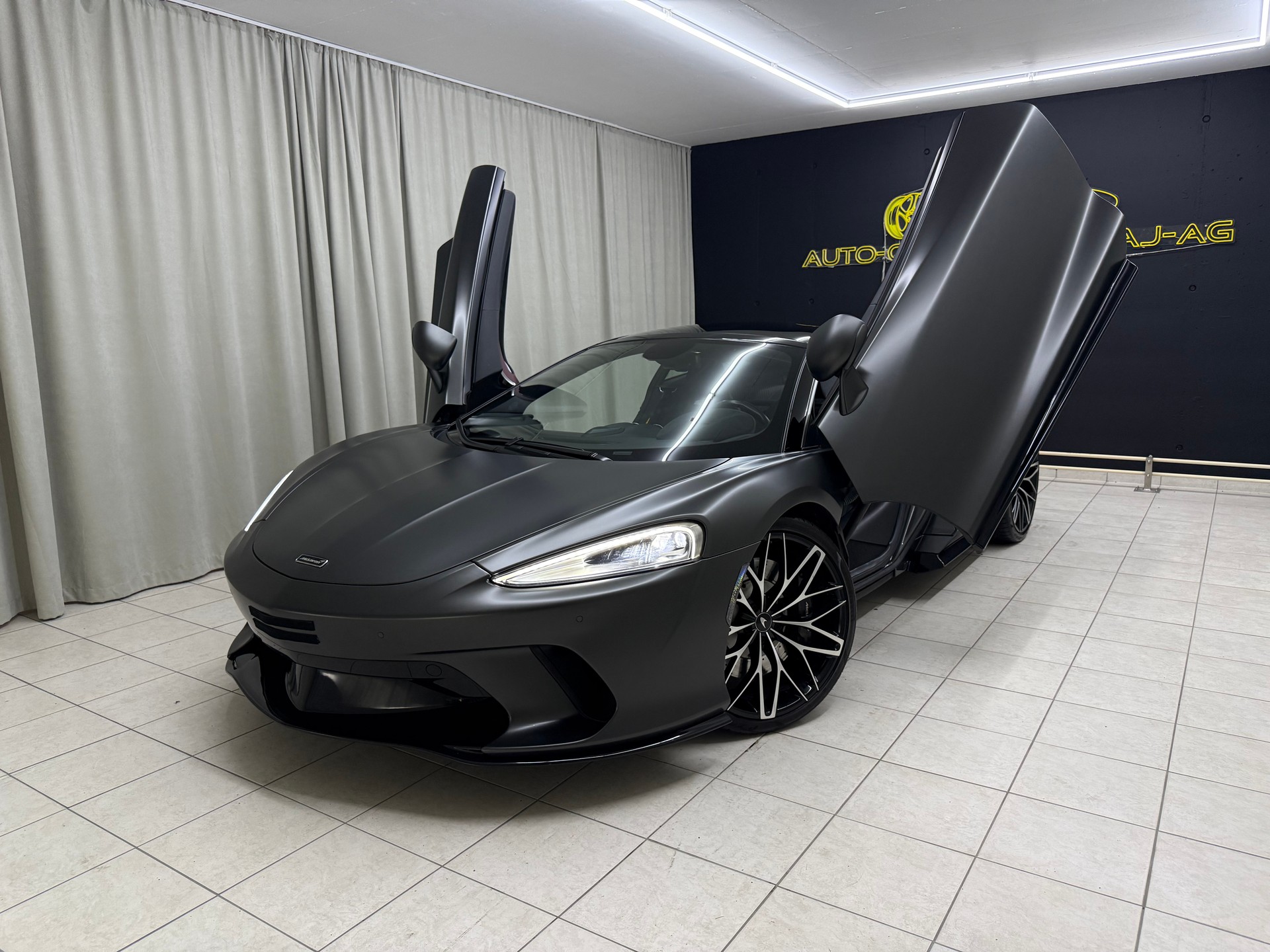 McLAREN GT