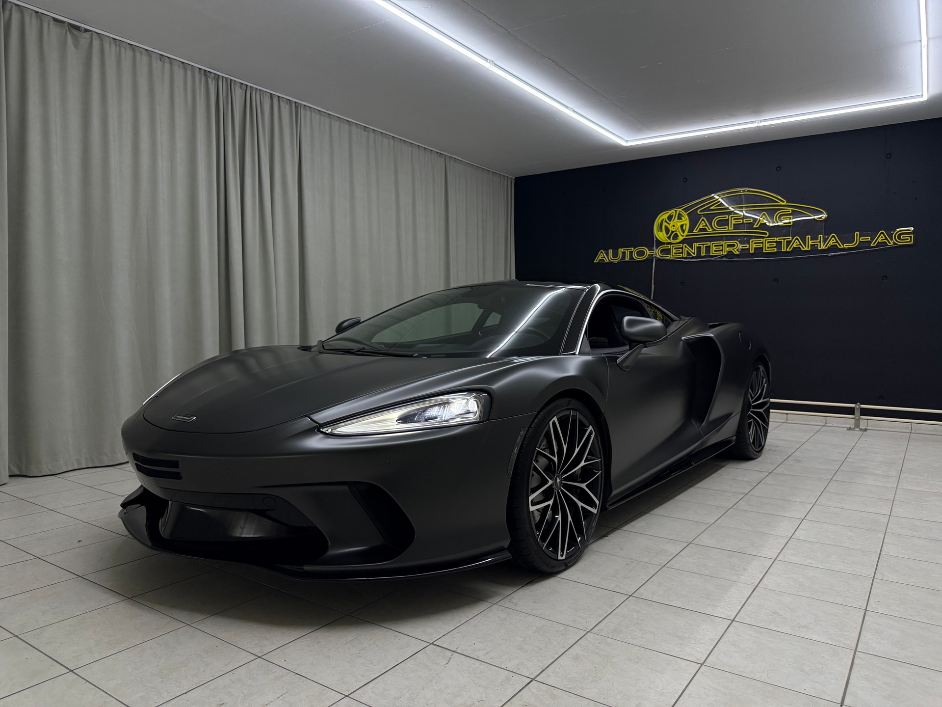 McLAREN GT-showroom-element-1
