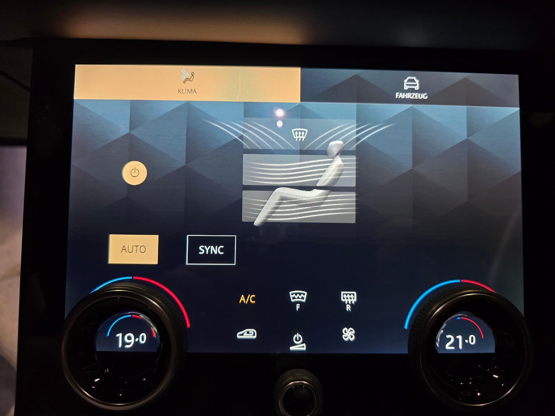 LAND ROVER Range Rover Evoque 2.0 T 250 R-Dynamic HSE-image-11