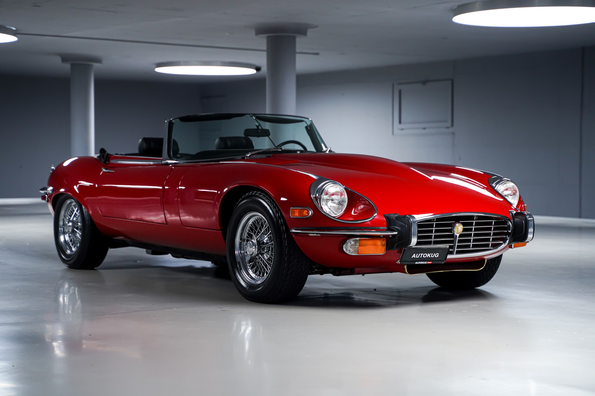 JAGUAR E-Type V12-showroom-element-2