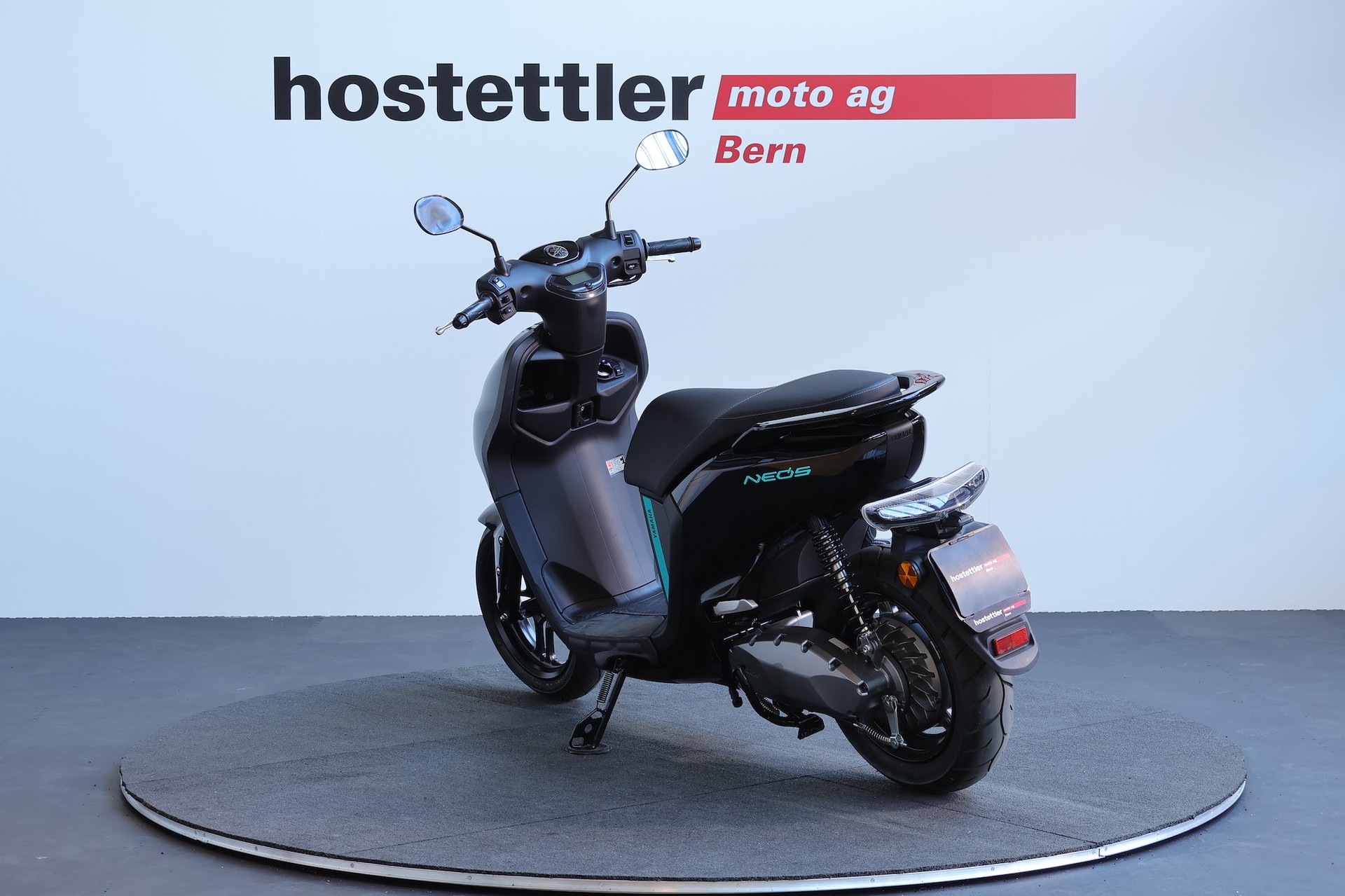 YAMAHA NEO's Dual-Battery-showroom-element-3