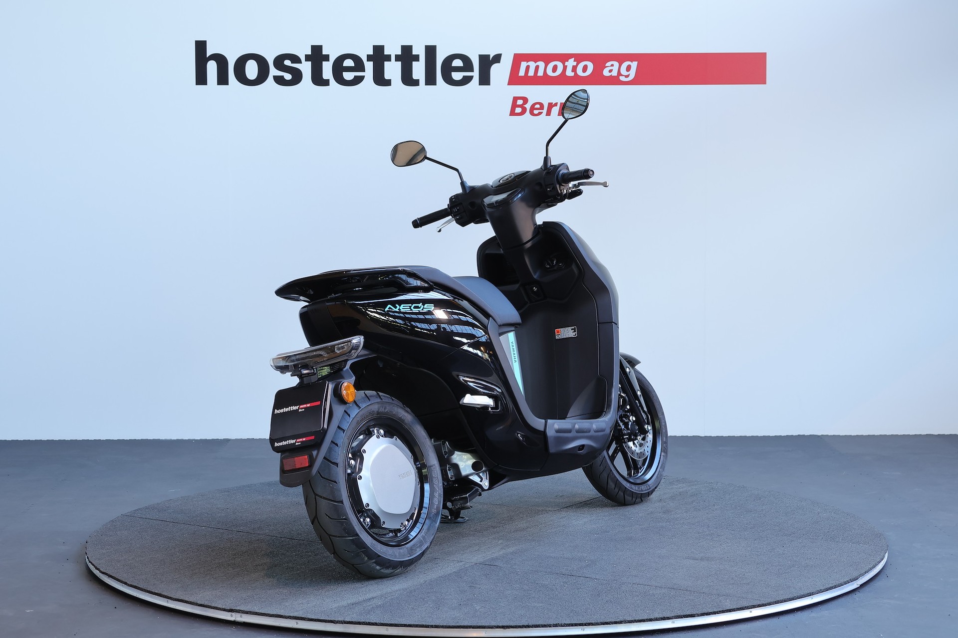 YAMAHA NEO's Dual-Battery-showroom-element-2