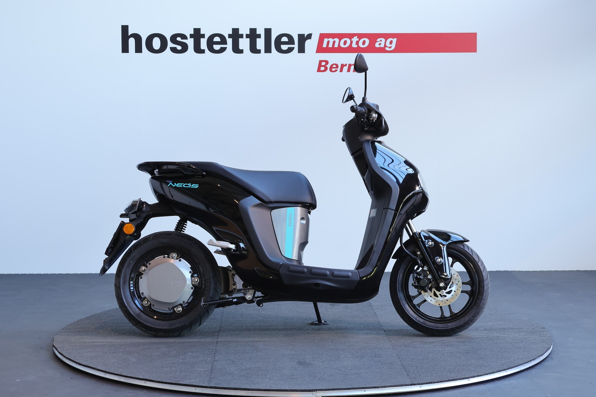 YAMAHA NEO's Dual-Battery-showroom-element-1