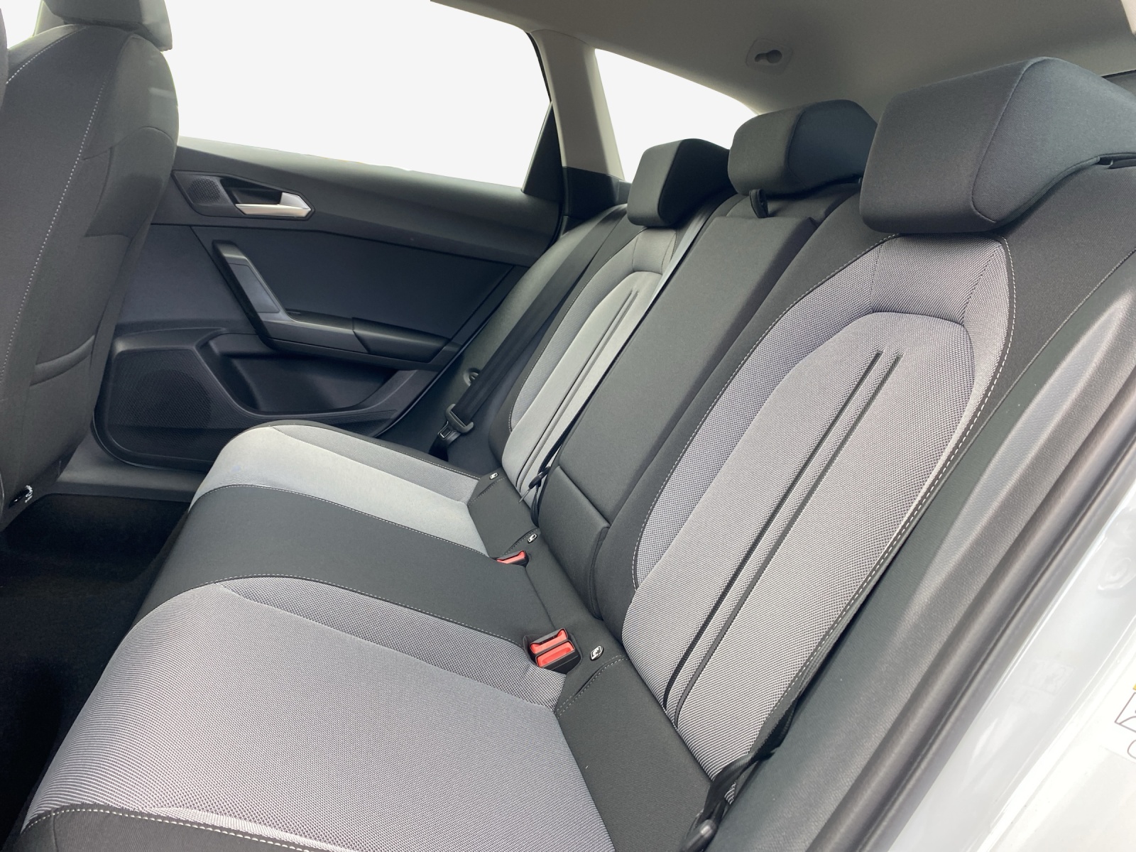 SEAT Leon ST 1.5 eHybrid pHEV DSG FR-image-11