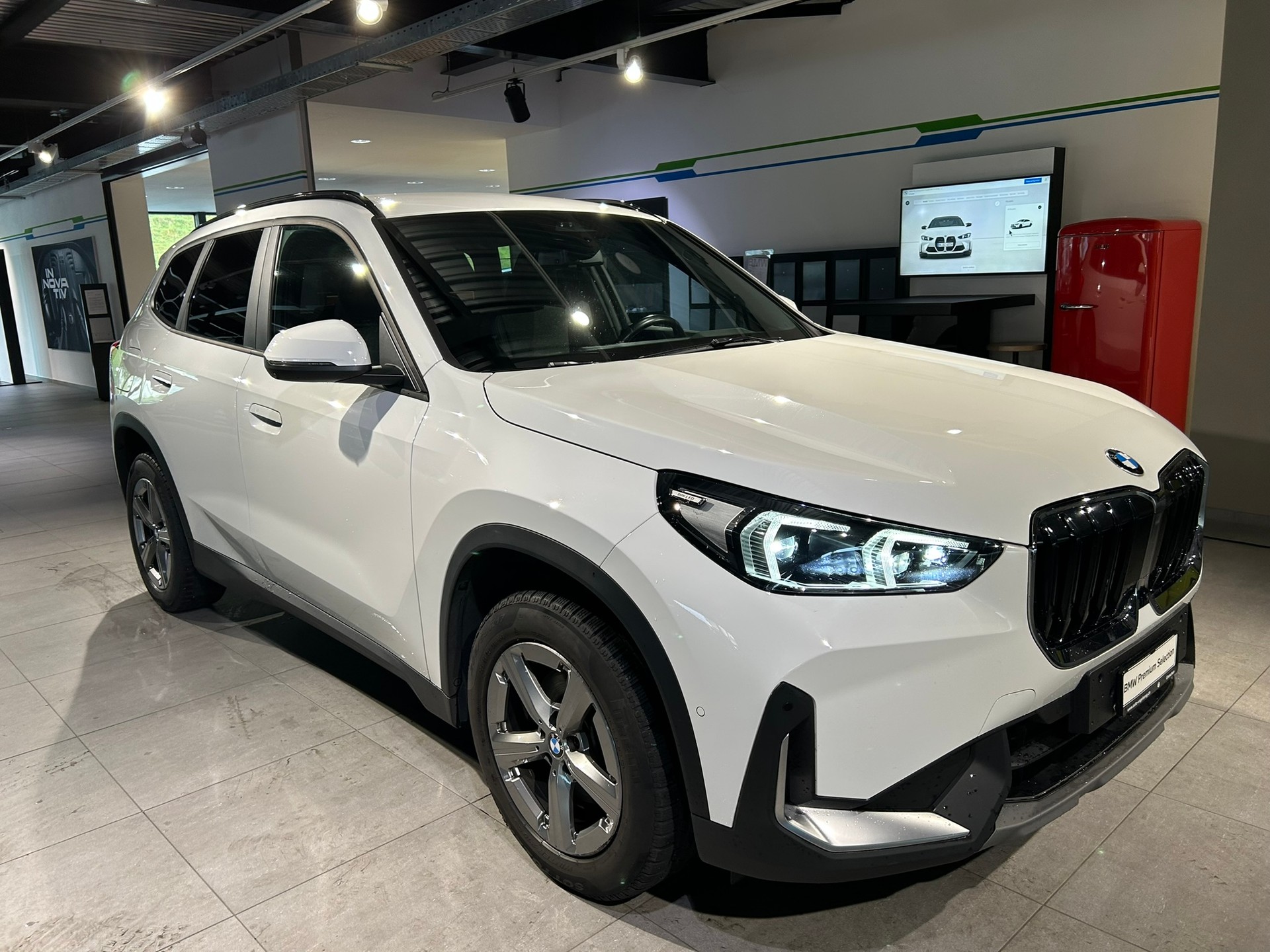 BMW X1 sDrive 18i-showroom-element-3