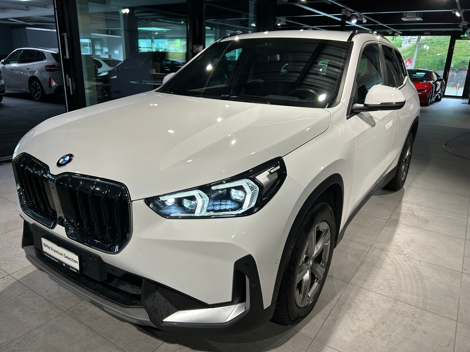 BMW X1 sDrive 18i-showroom-element-1