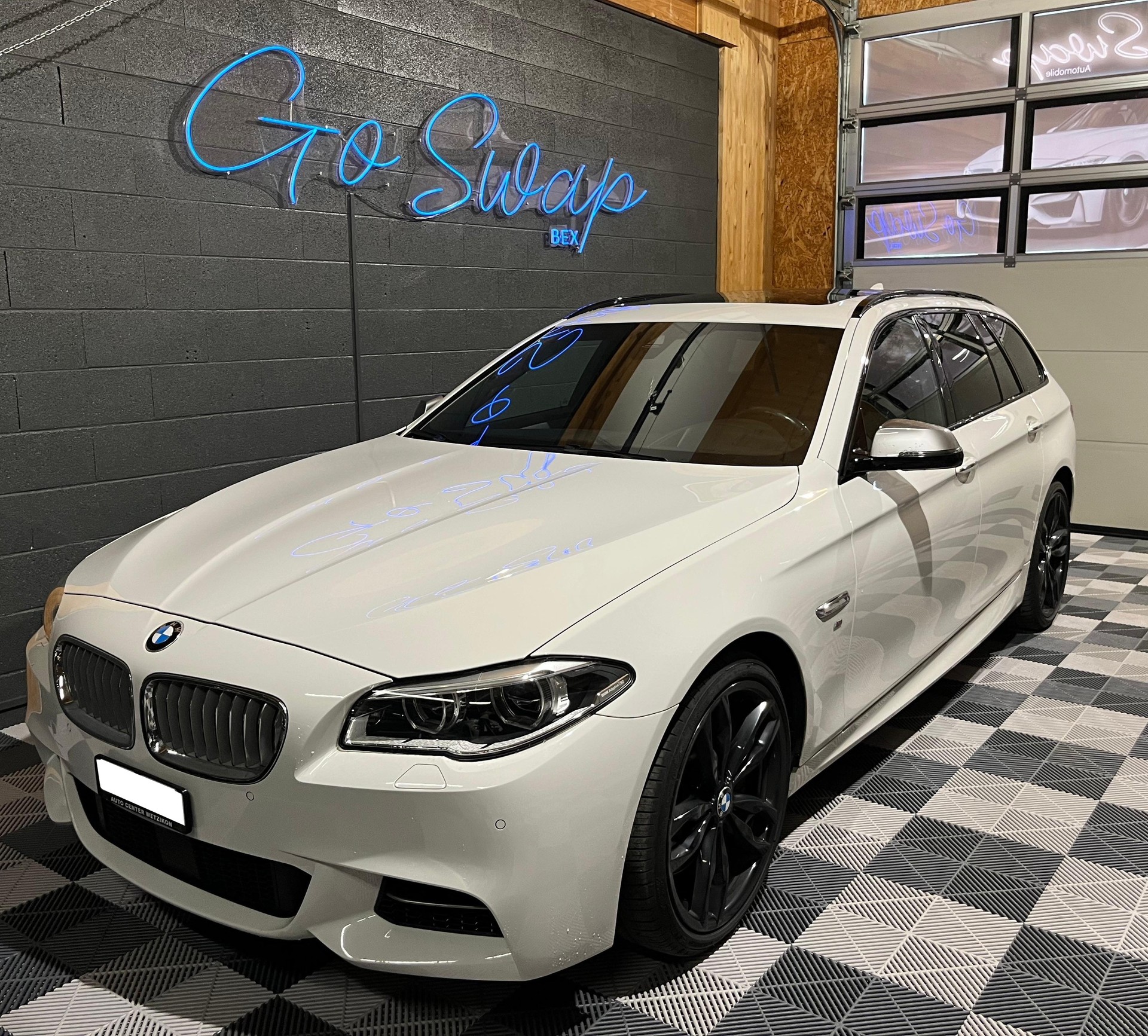 BMW M550d Touring xDrive Steptronic-showroom-element-3