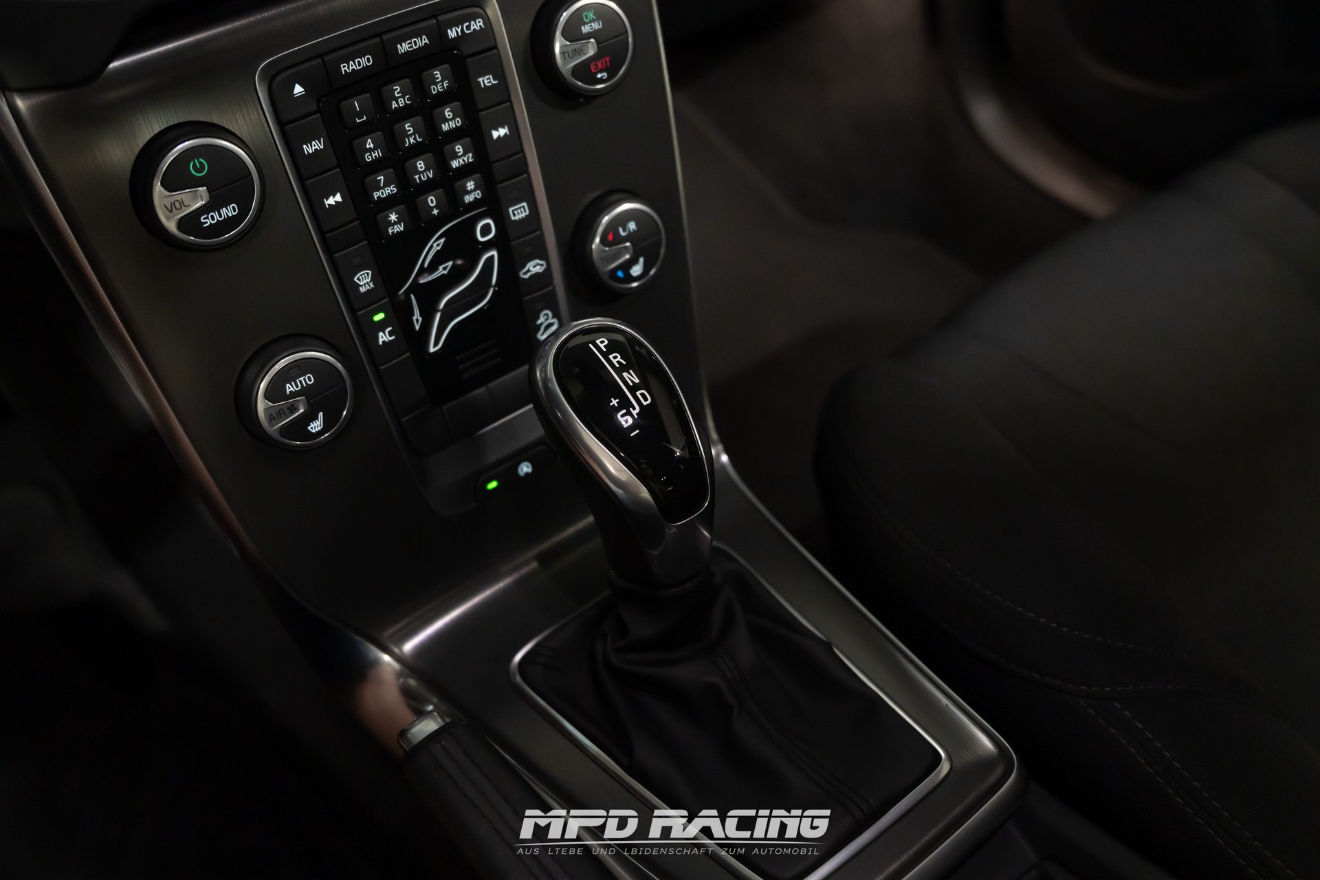 VOLVO V40 Cross Country T4 2.0 AWD Family Ed. Geartr.-image-16