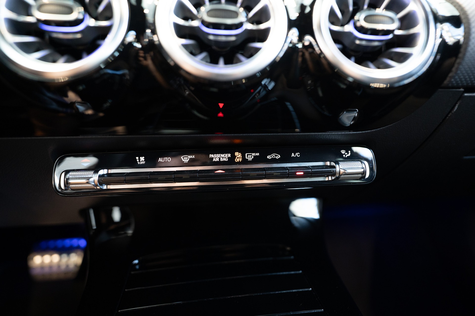 MERCEDES-BENZ CLA 200 AMG Line / Facelift / Rückfahrkamera / Ambientebeleuchtung-image-21