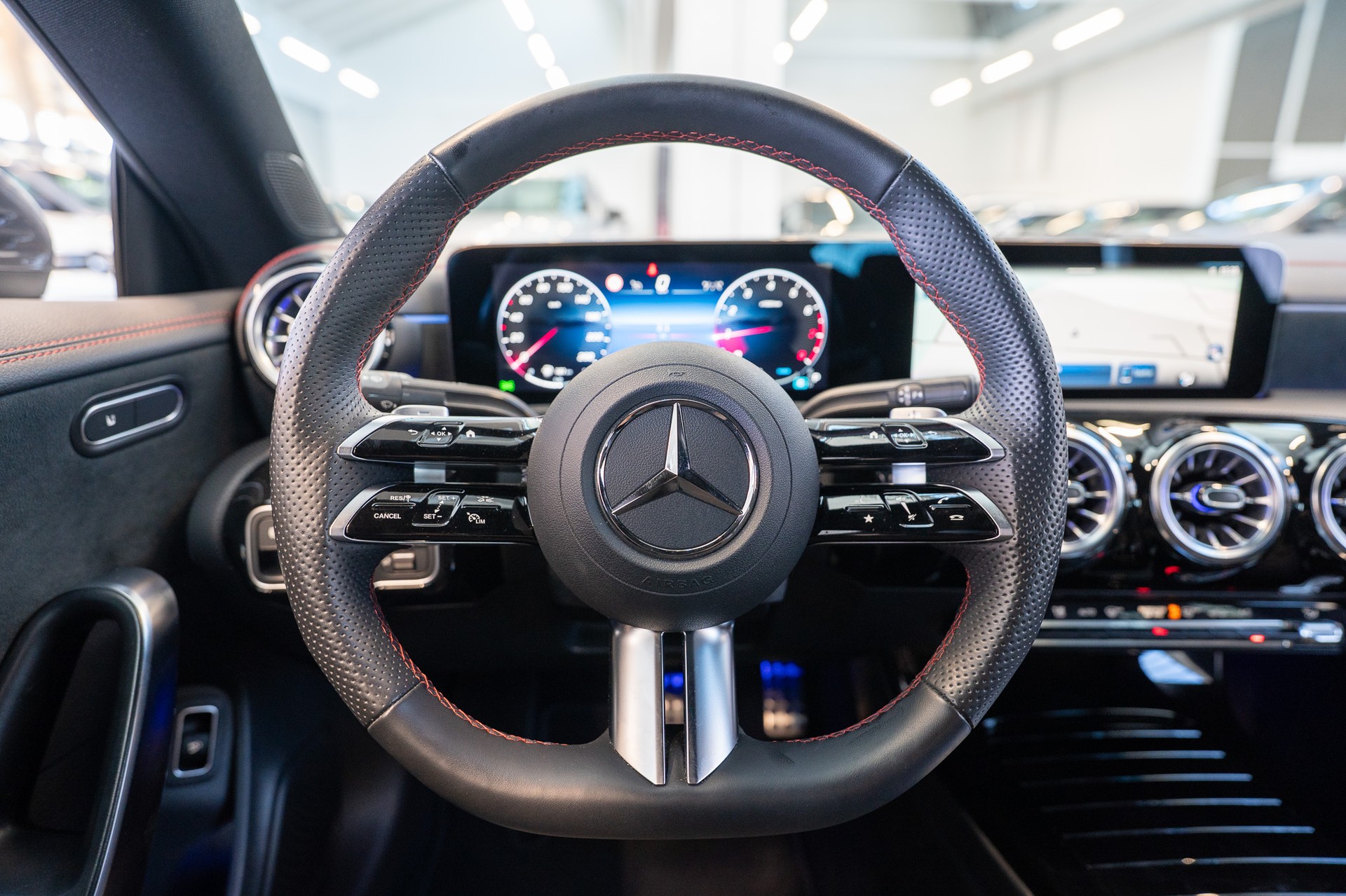 MERCEDES-BENZ CLA 200 AMG Line / Facelift / Rückfahrkamera / Ambientebeleuchtung-image-16