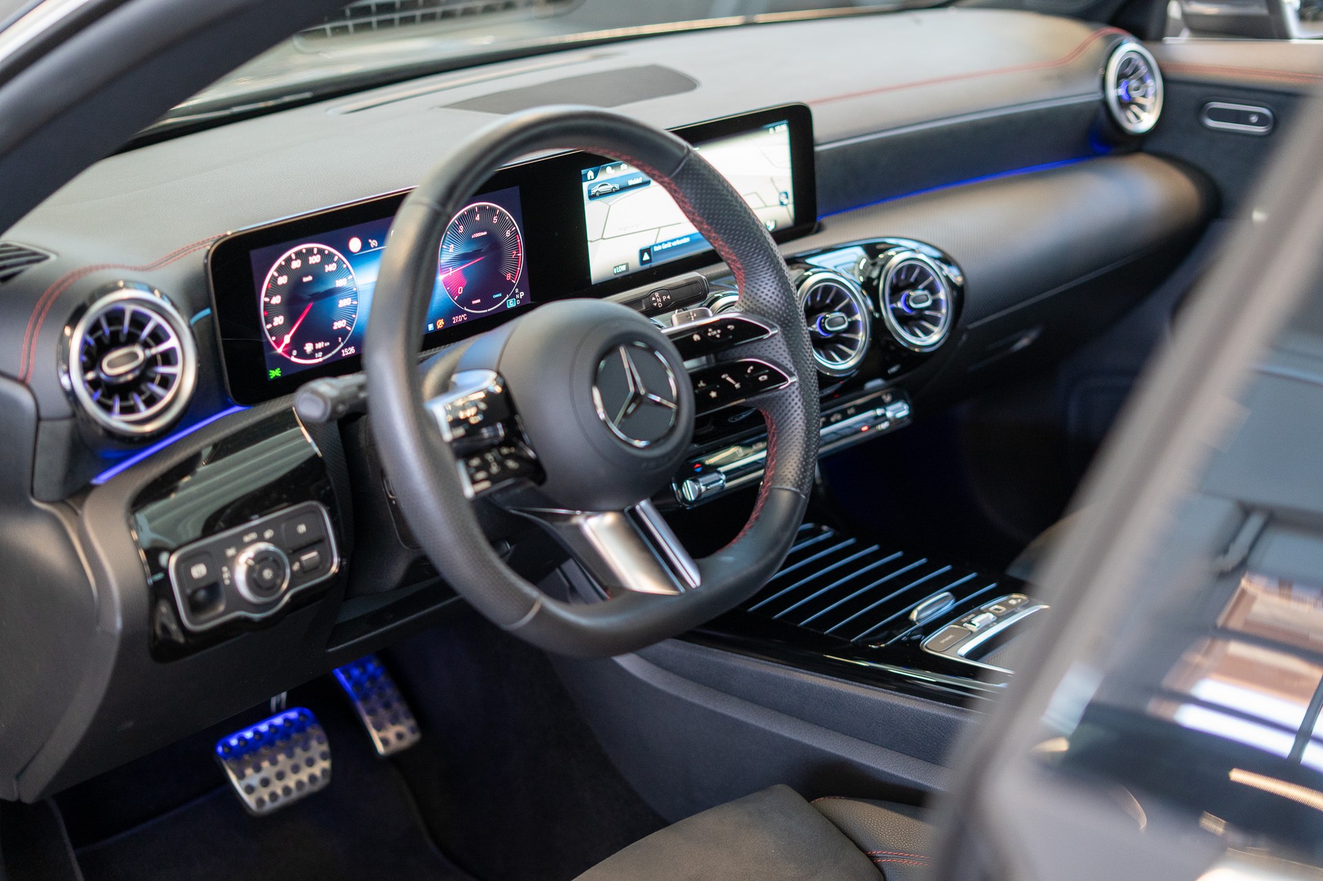 MERCEDES-BENZ CLA 200 AMG Line / Facelift / Rückfahrkamera / Ambientebeleuchtung-image-8