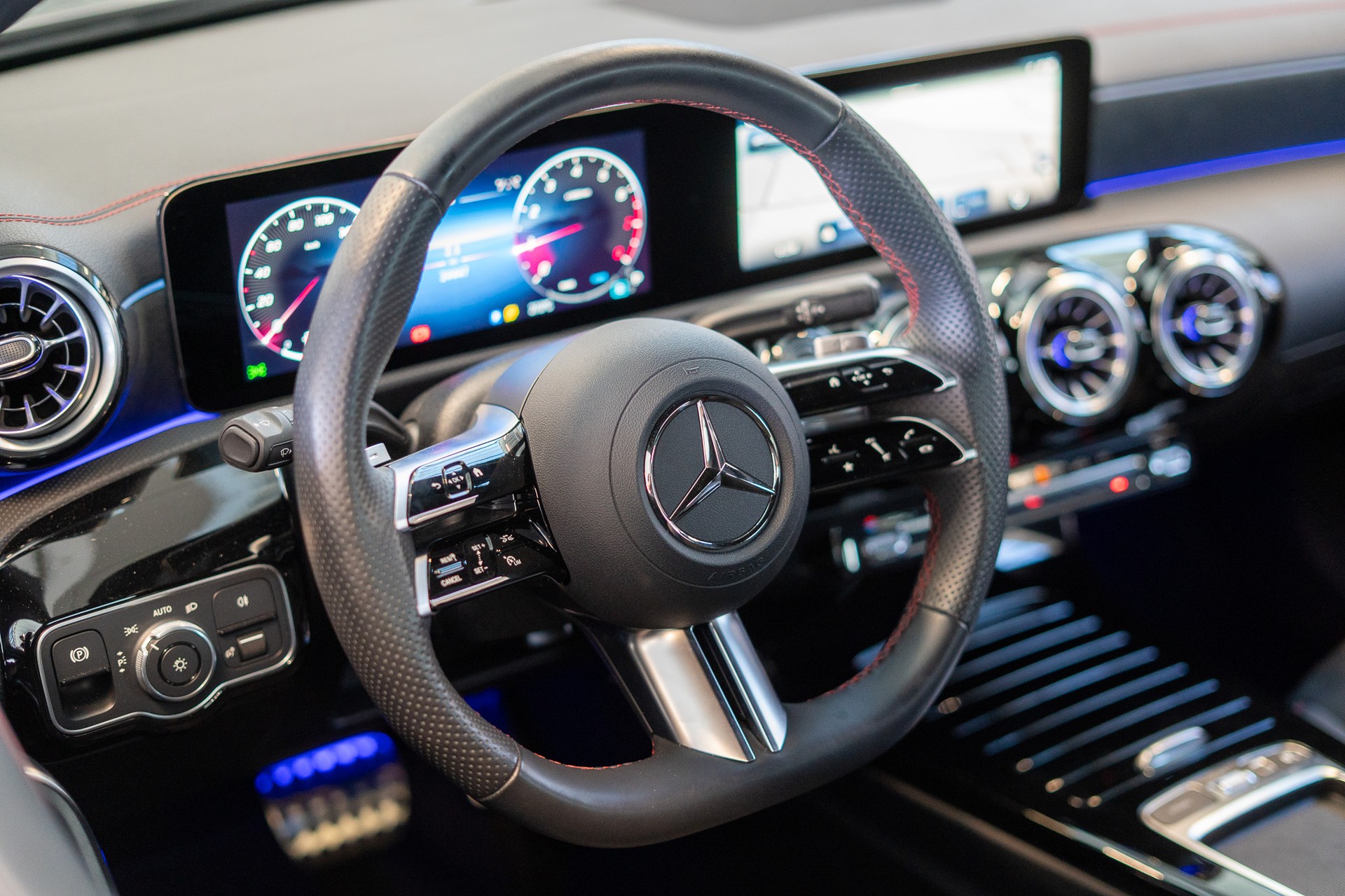 MERCEDES-BENZ CLA 200 AMG Line / Facelift / Rückfahrkamera / Ambientebeleuchtung-image-9