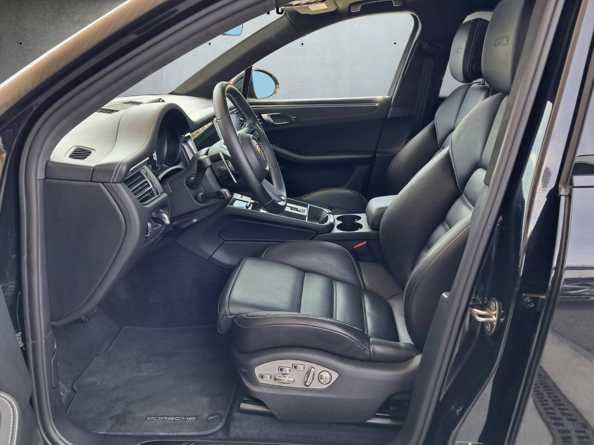 PORSCHE Macan GTS (MY23)-showroom-element-3