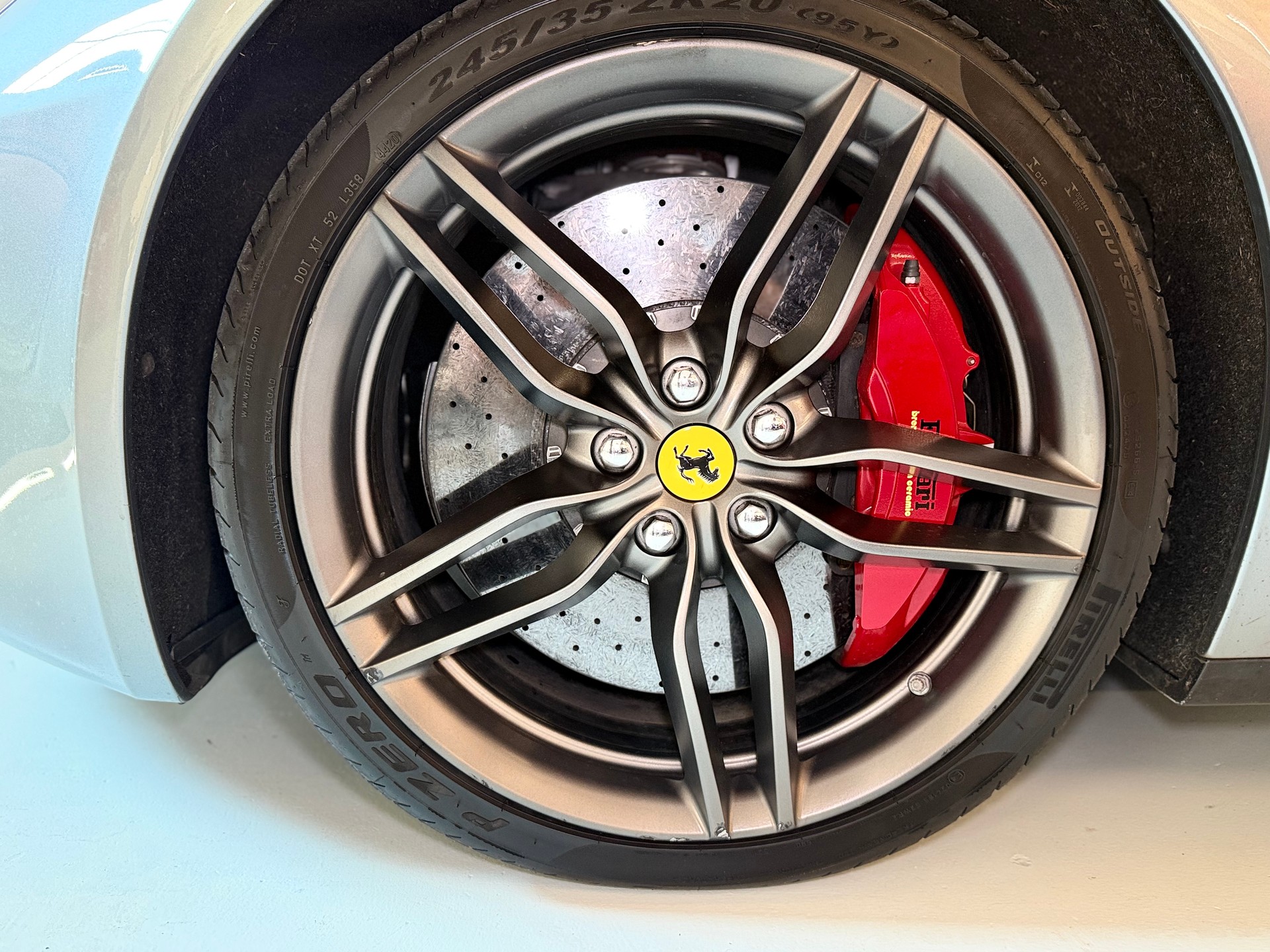 FERRARI FF-showroom-element-3