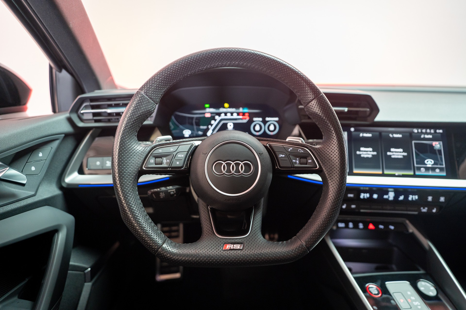AUDI RS3 Limousine 2.5 TFSI quattro S-Tronic / Panorama-Glasdach / Performance-Abgasanlage / Massage-Sitz-image-21