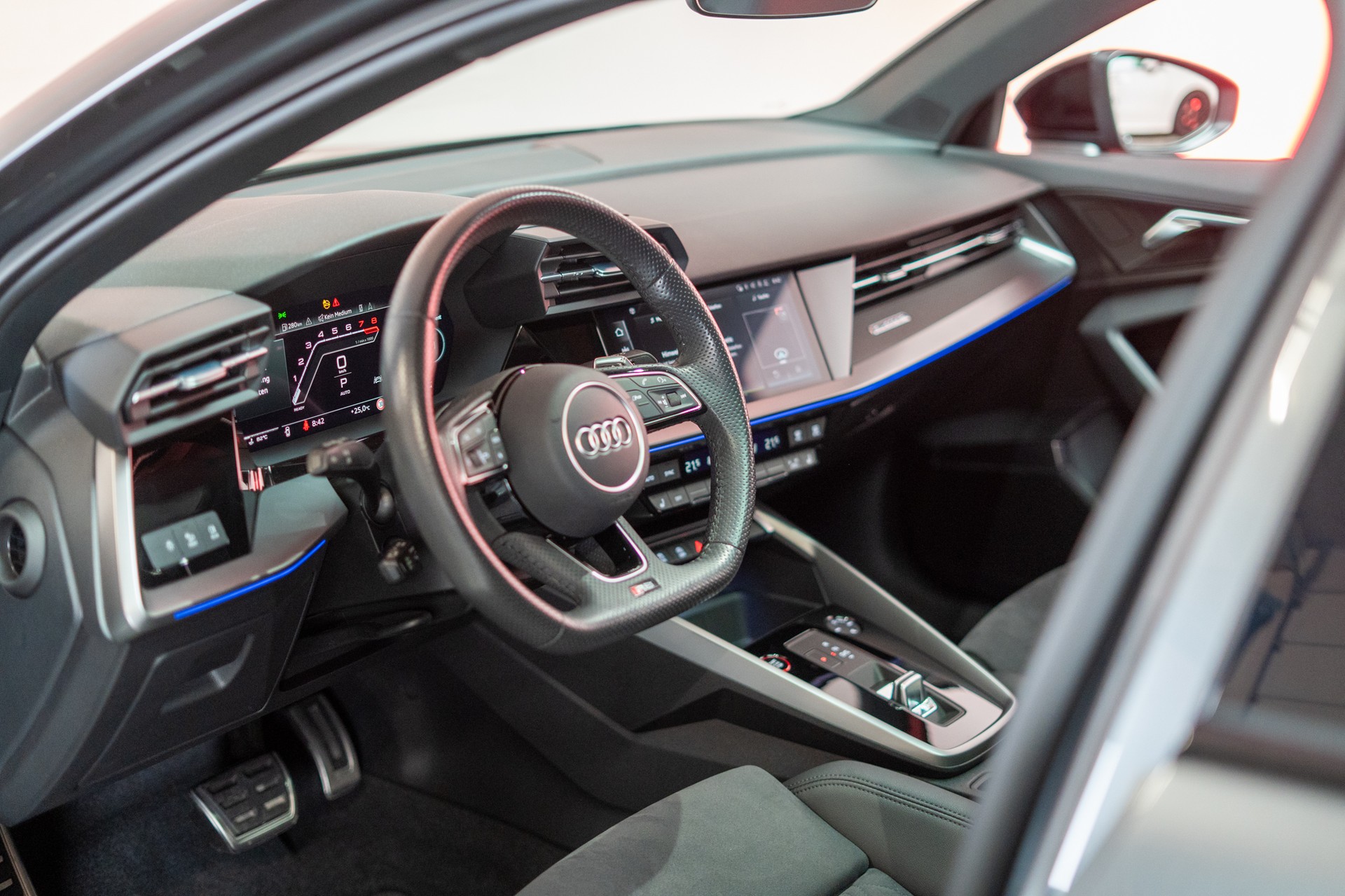 AUDI RS3 Limousine 2.5 TFSI quattro S-Tronic / Panorama-Glasdach / Performance-Abgasanlage / Massage-Sitz-image-12