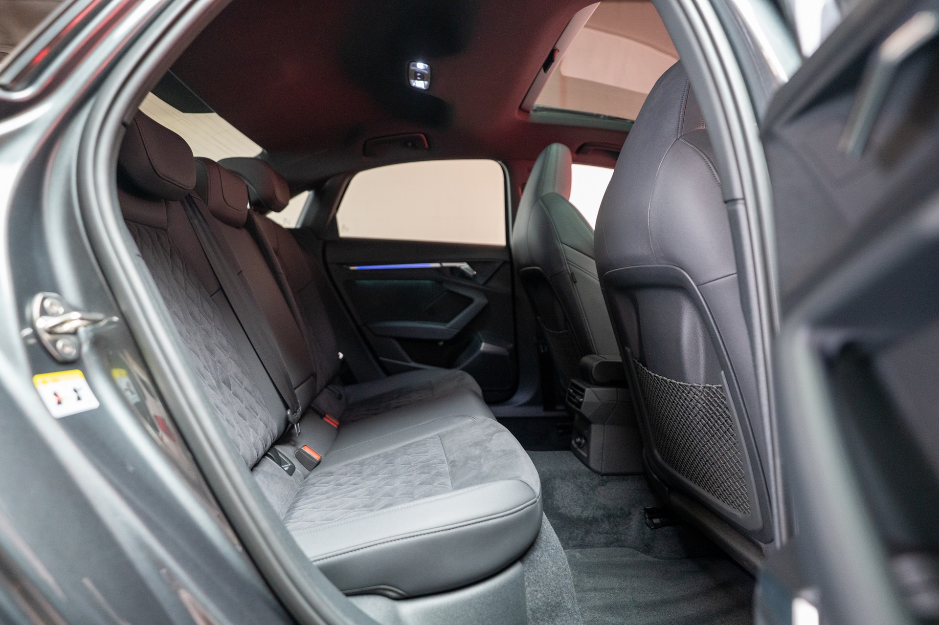 AUDI RS3 Limousine 2.5 TFSI quattro S-Tronic / Panorama-Glasdach / Performance-Abgasanlage / Massage-Sitz-image-15