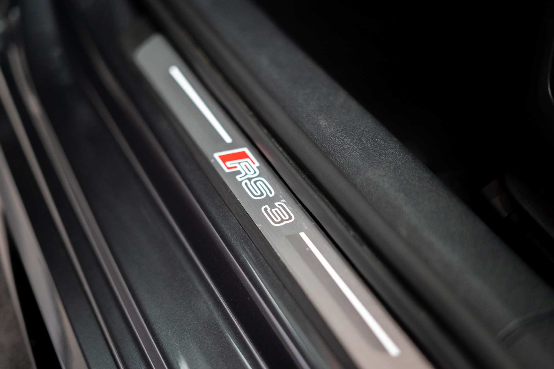 AUDI RS3 Limousine 2.5 TFSI quattro S-Tronic / Panorama-Glasdach / Performance-Abgasanlage / Massage-Sitz-image-31