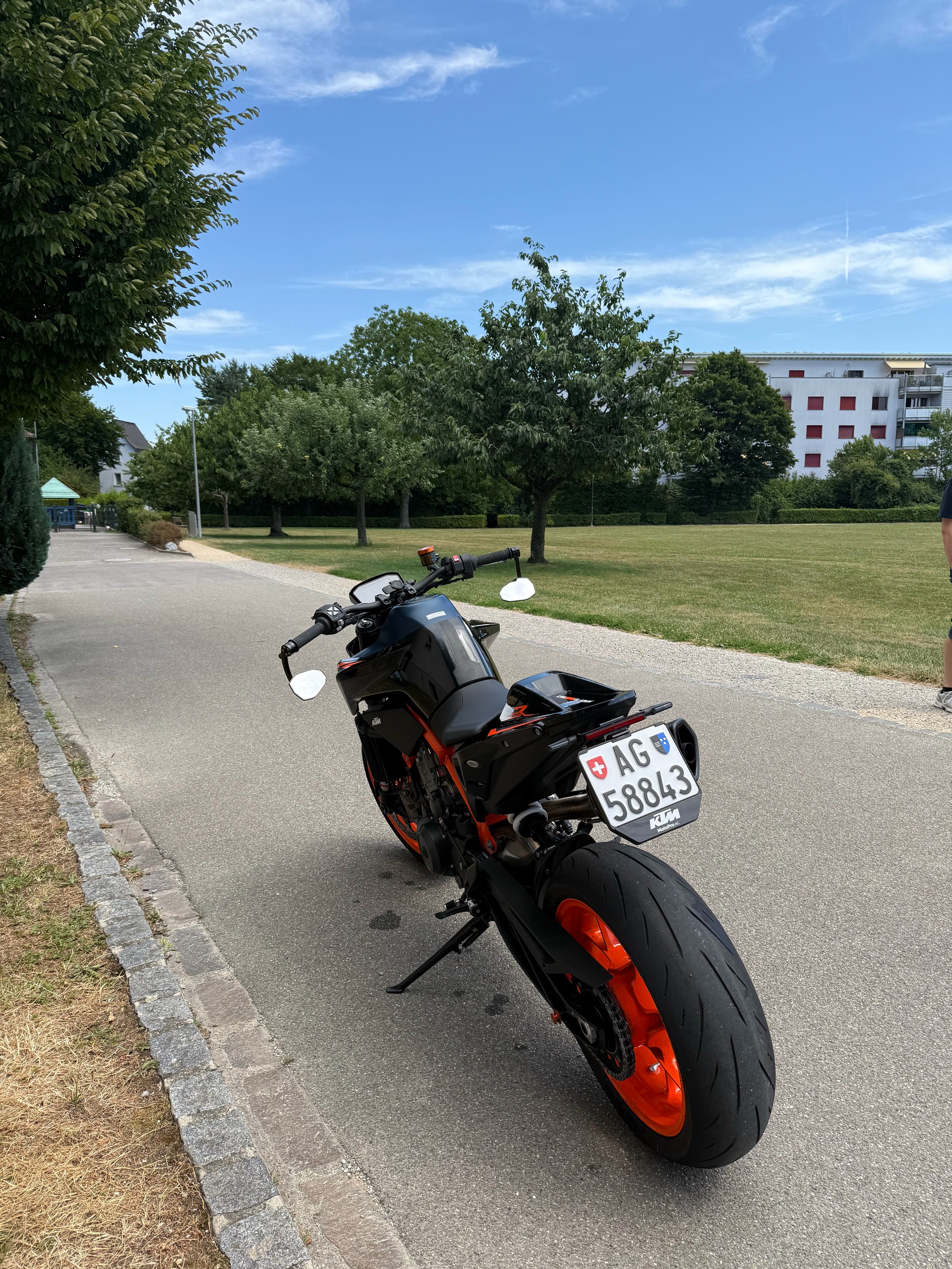 KTM 890 Duke R-image-3