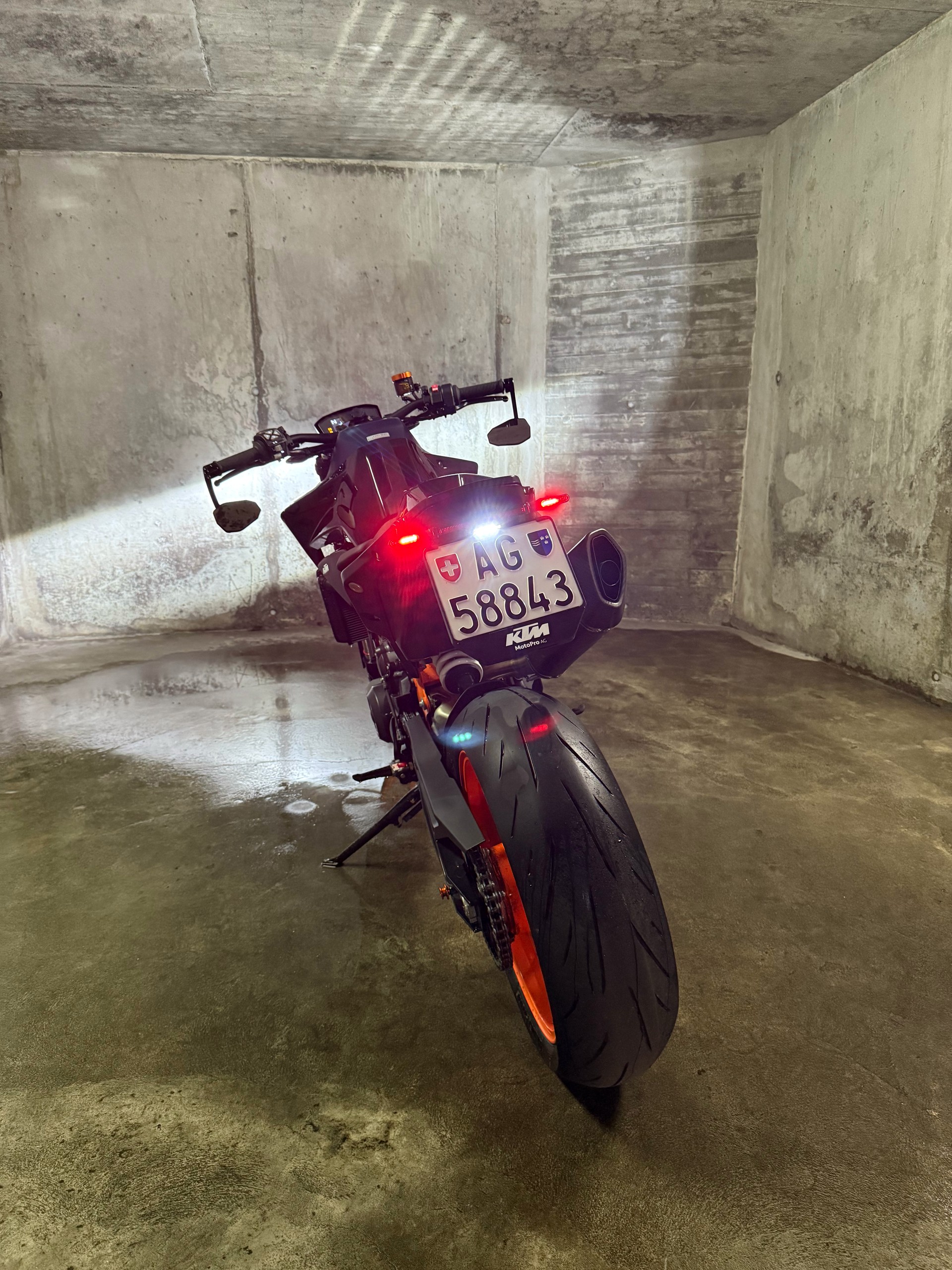 KTM 890 Duke R-image-7