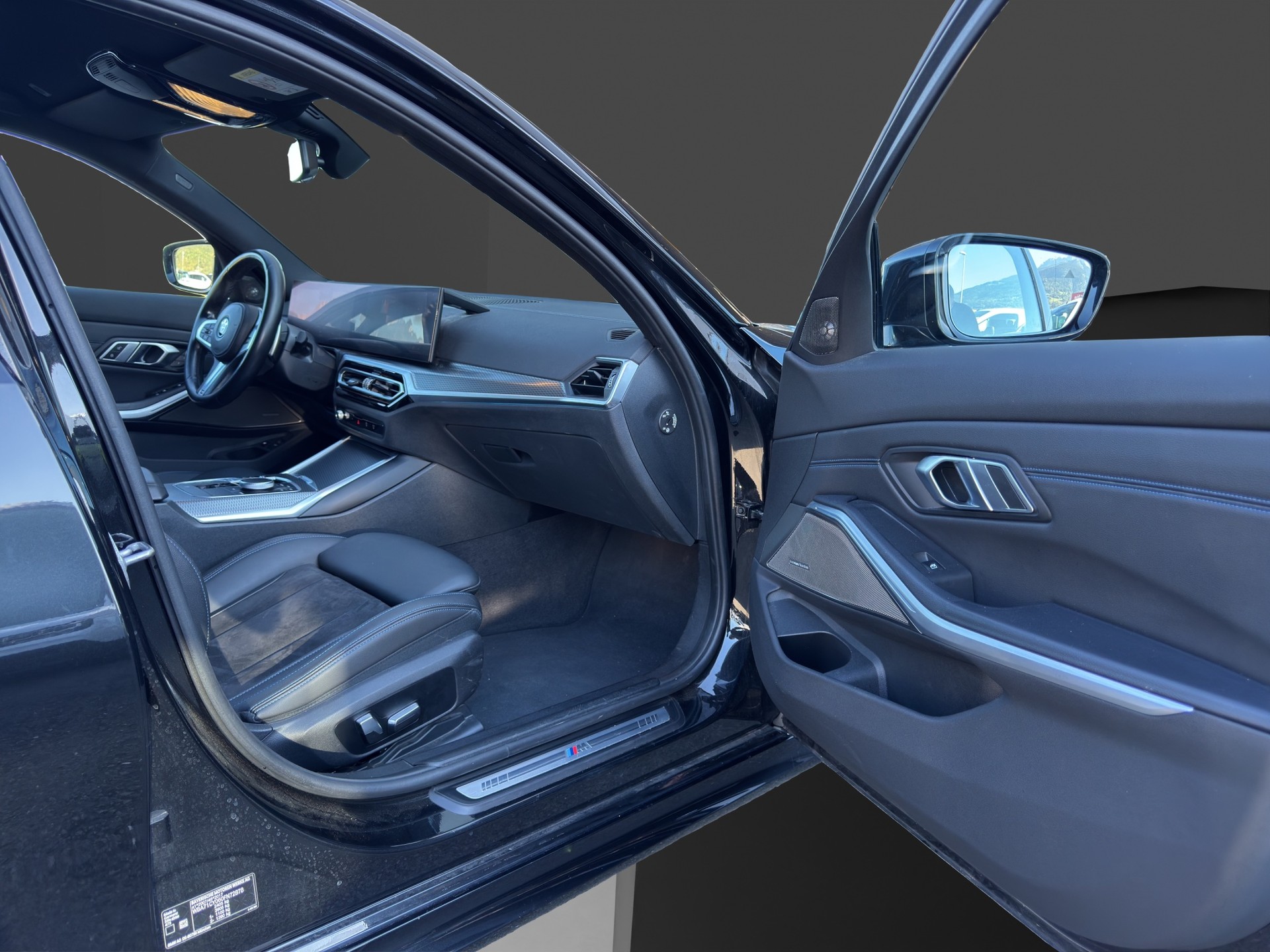 BMW 330e x DriveTouring Steptronic M Sport-image-16