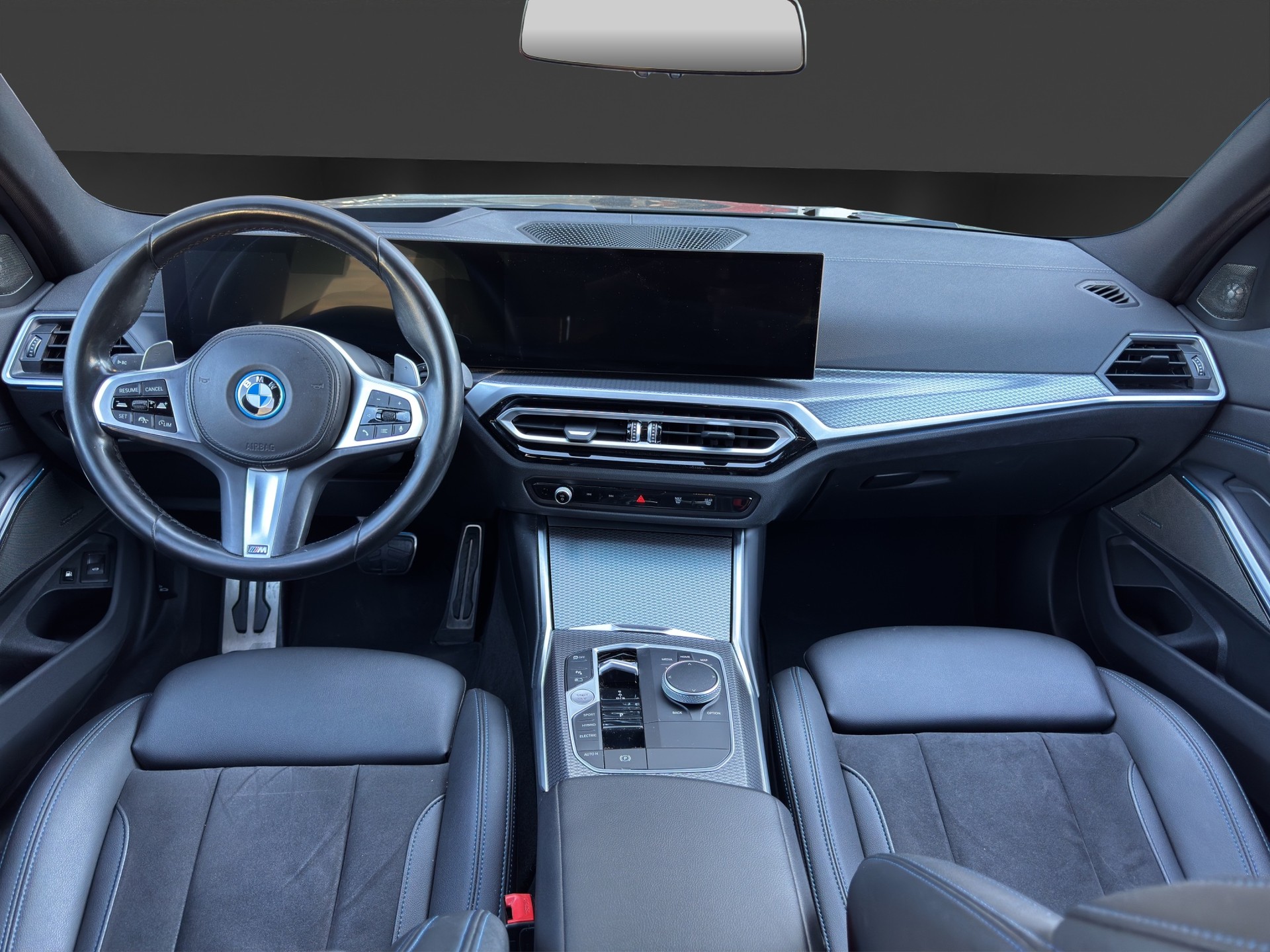 BMW 330e x DriveTouring Steptronic M Sport-image-9