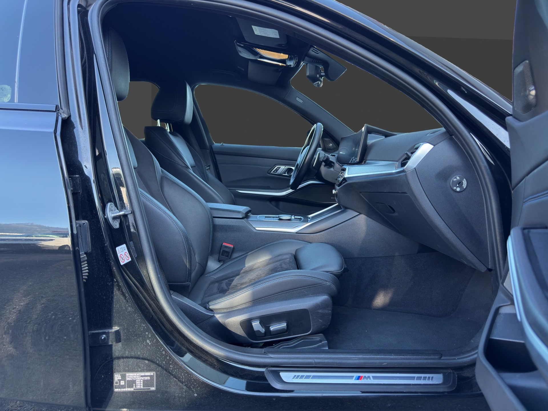 BMW 330e x DriveTouring Steptronic M Sport-image-17