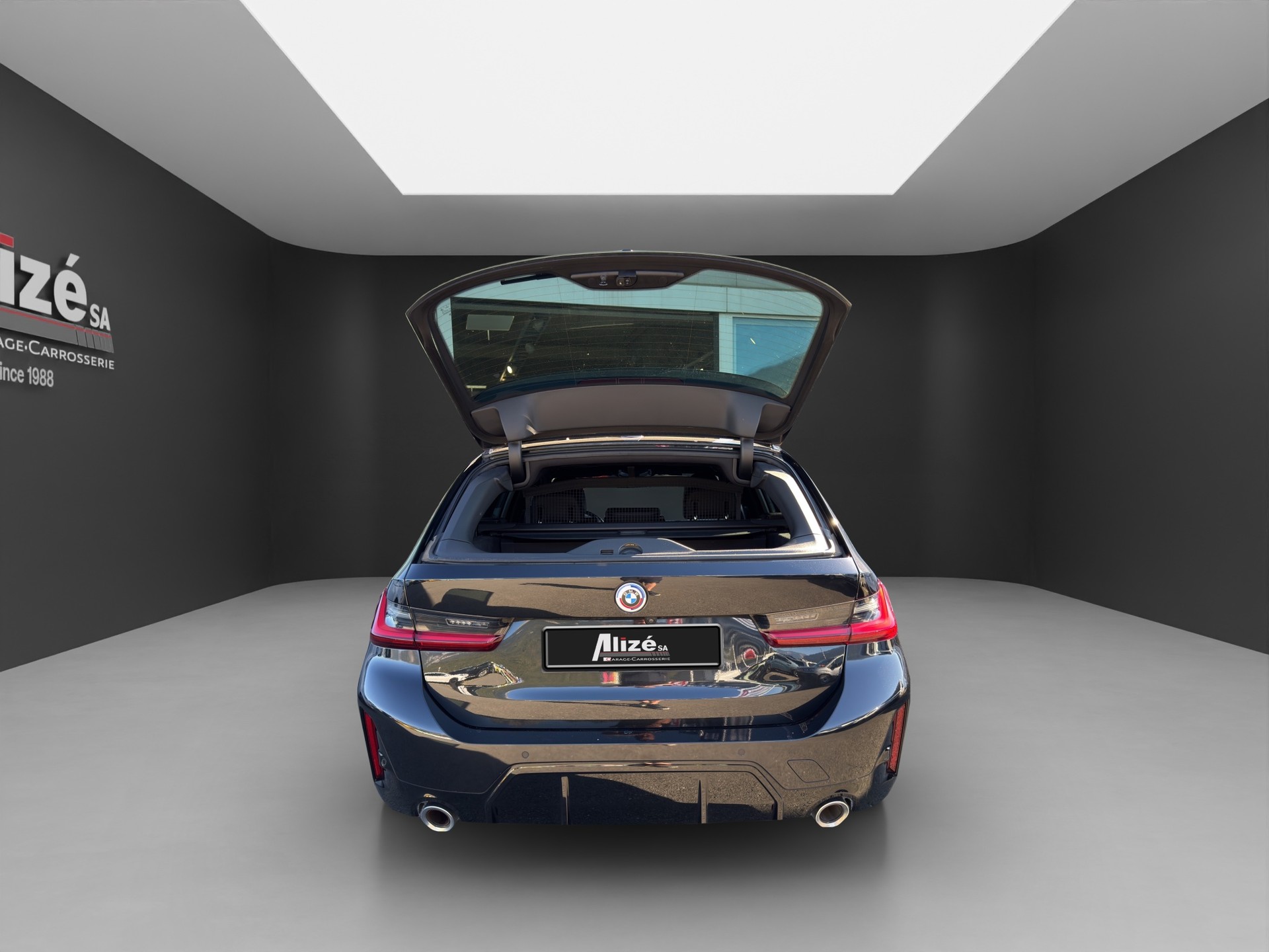 BMW 330e x DriveTouring Steptronic M Sport-image-19