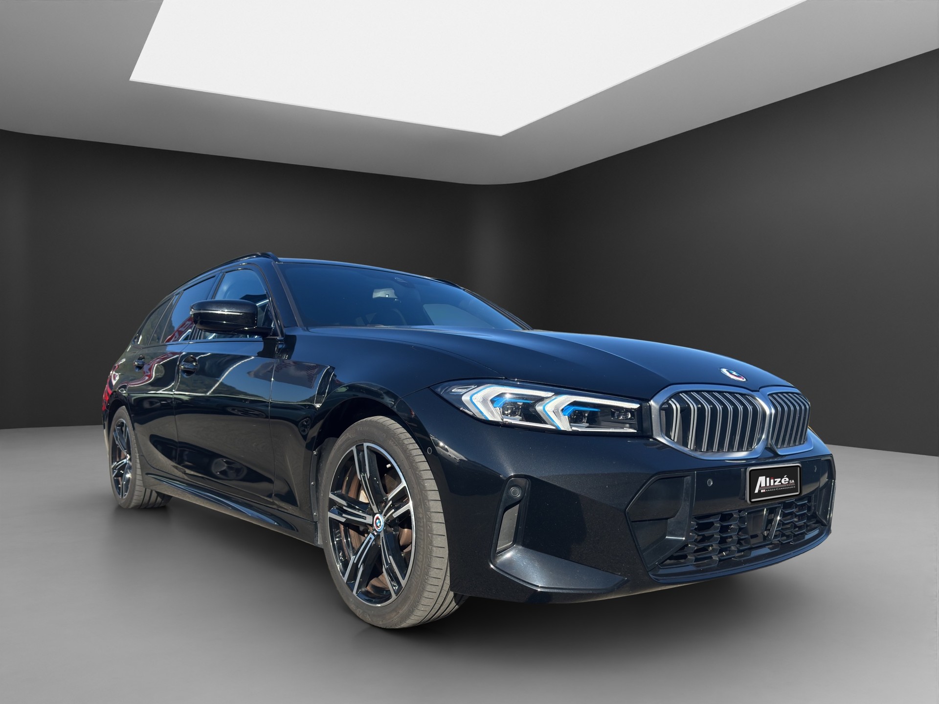 BMW 330e x DriveTouring Steptronic M Sport-image-8