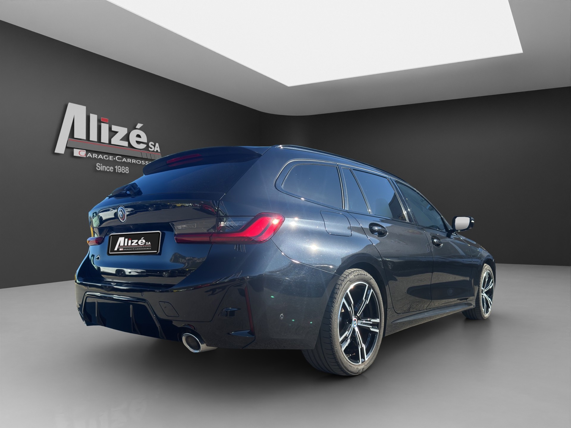 BMW 330e x DriveTouring Steptronic M Sport-image-6