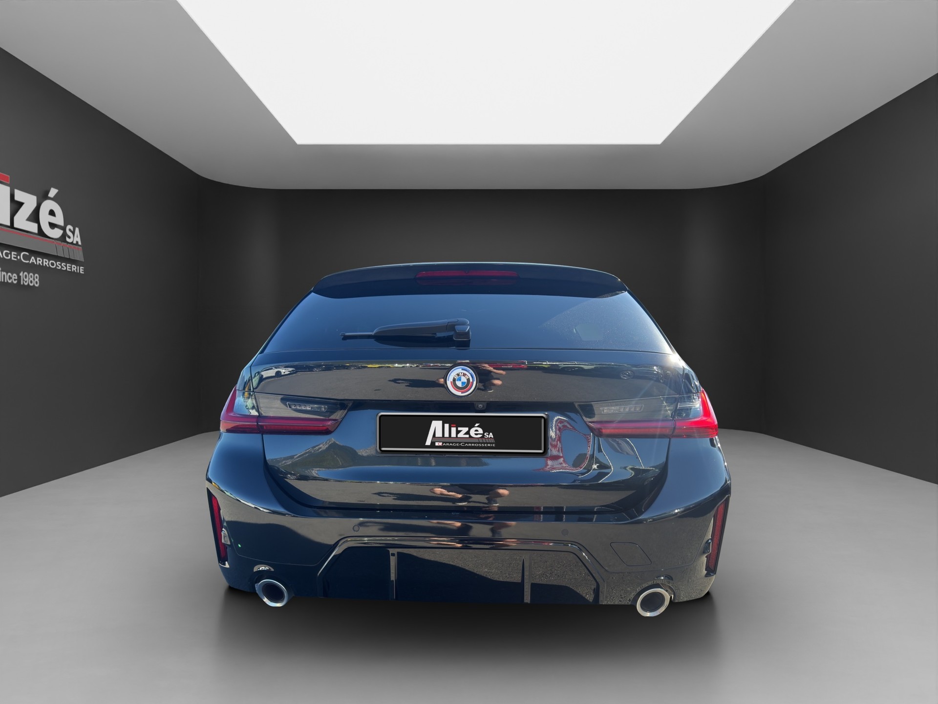 BMW 330e x DriveTouring Steptronic M Sport-image-5